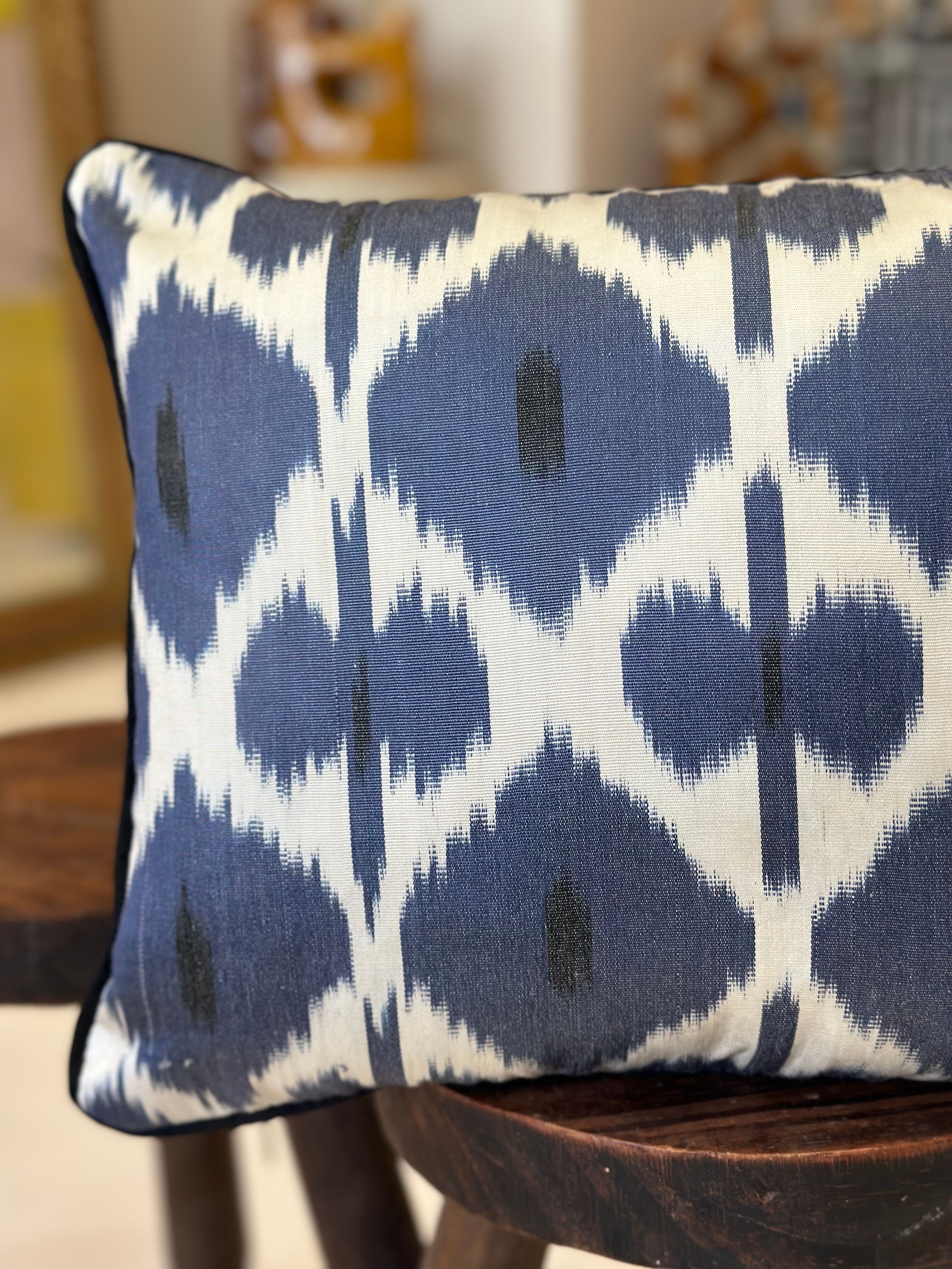 Coussin en soie ikat