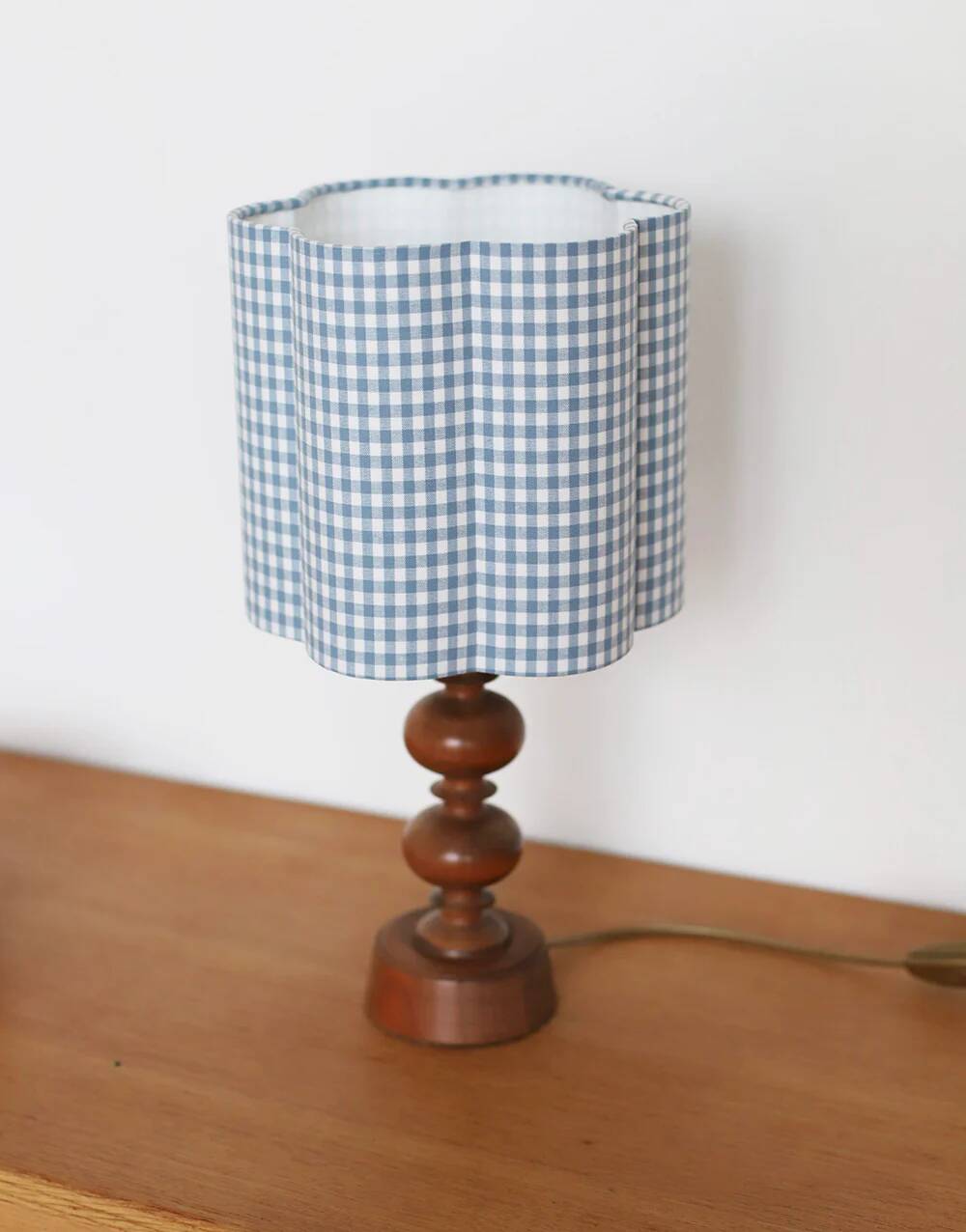Lampe à poser, pied en bois tourné 1960 et abat-jour vichy bleu ciel