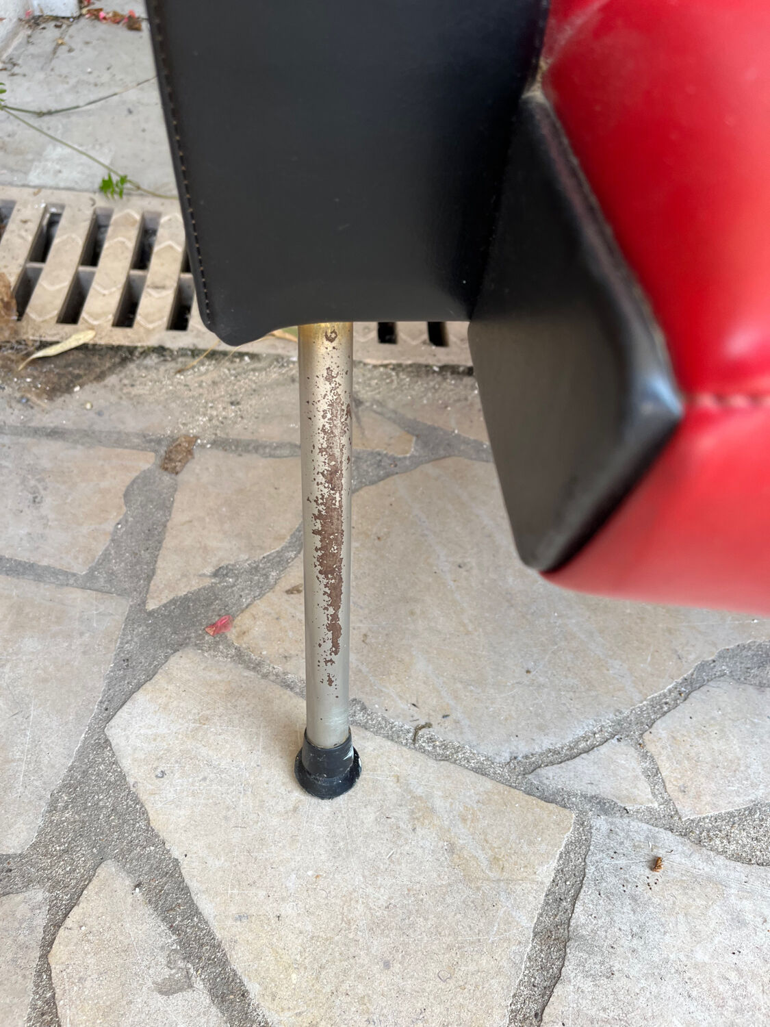 Pair of vintage armchairs in red and black Skai