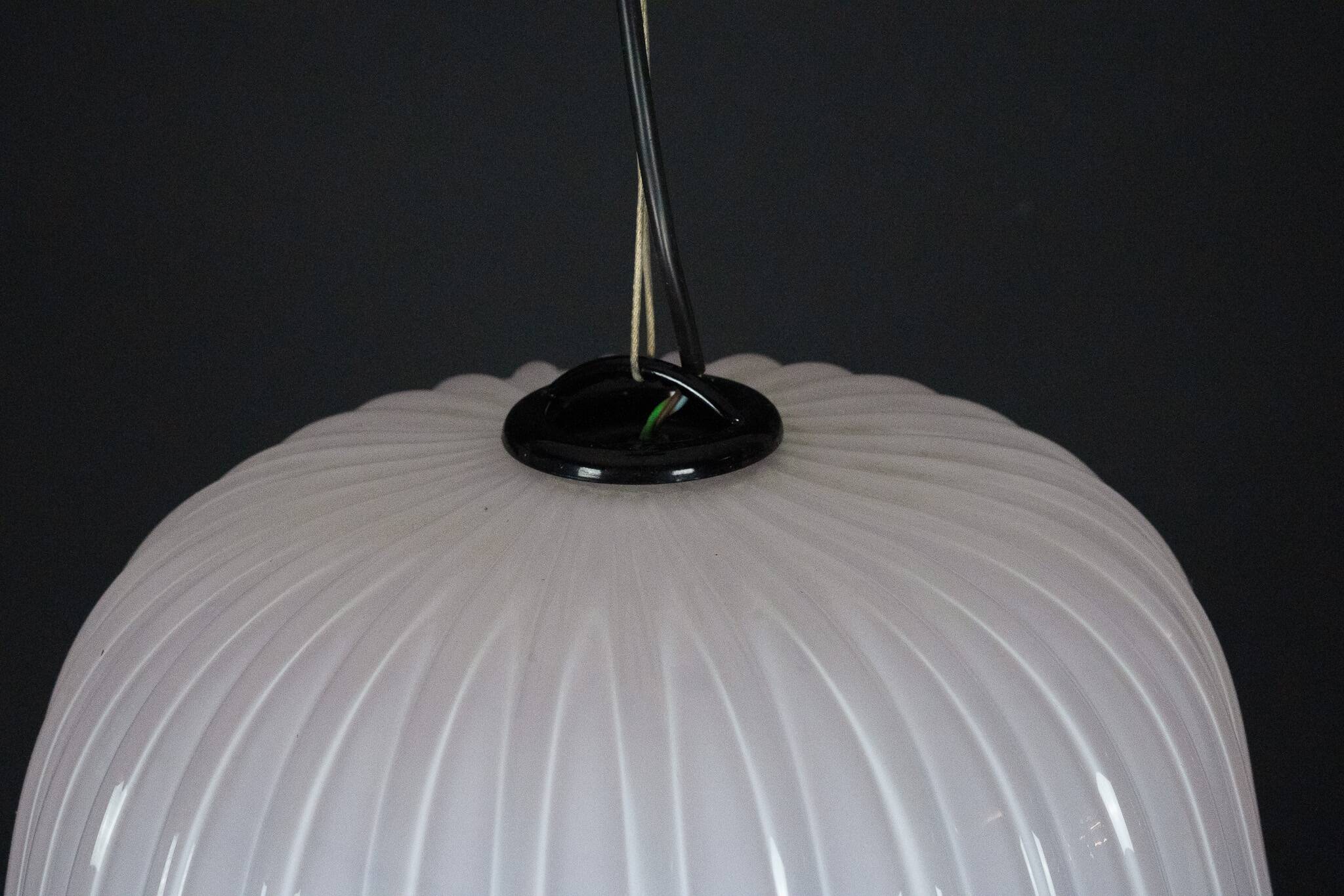 Large vintage flower-shaped chandelier in pink Murano glass, Italy 1980s.