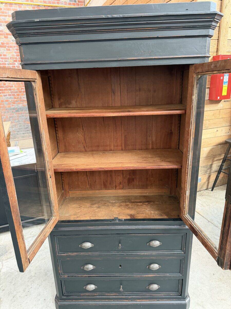 Display cabinet from the late 19th century.