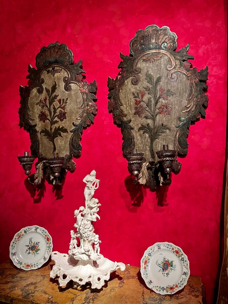 18th Century Rococo Venetian Polychrome and Mecca Lacquered Wooden Wall Sconces with Iron Arms, Set of 2