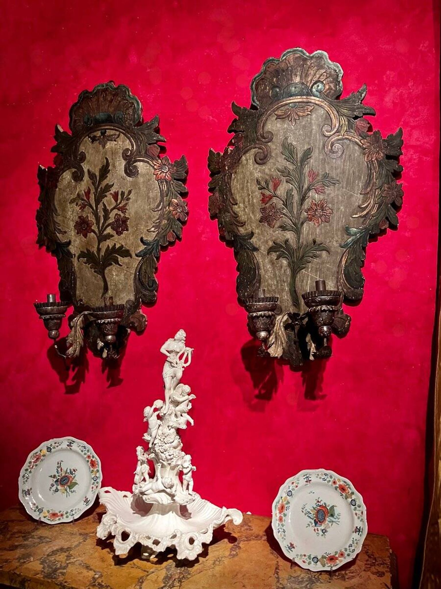 18th Century Rococo Venetian Polychrome and Mecca Lacquered Wooden Wall Sconces with Iron Arms, Set of 2