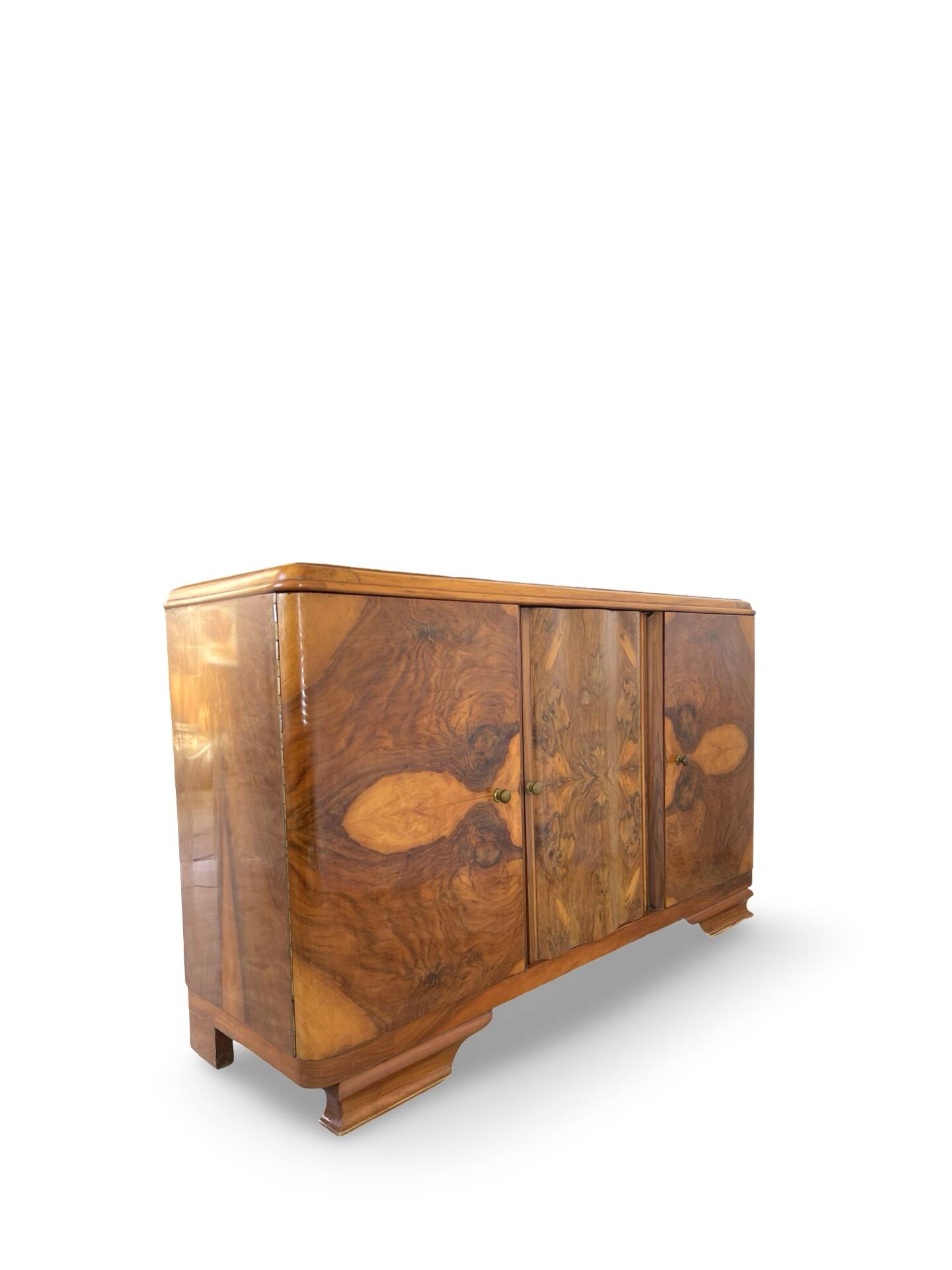 Italian Art deco burl walnut sideboard, of great quality.