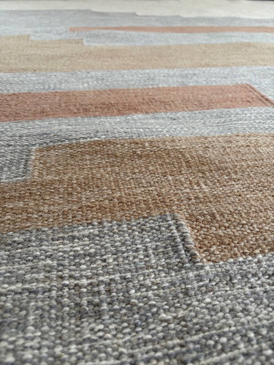 Handwoven wool rollakan rug design 'Wadden' reversible