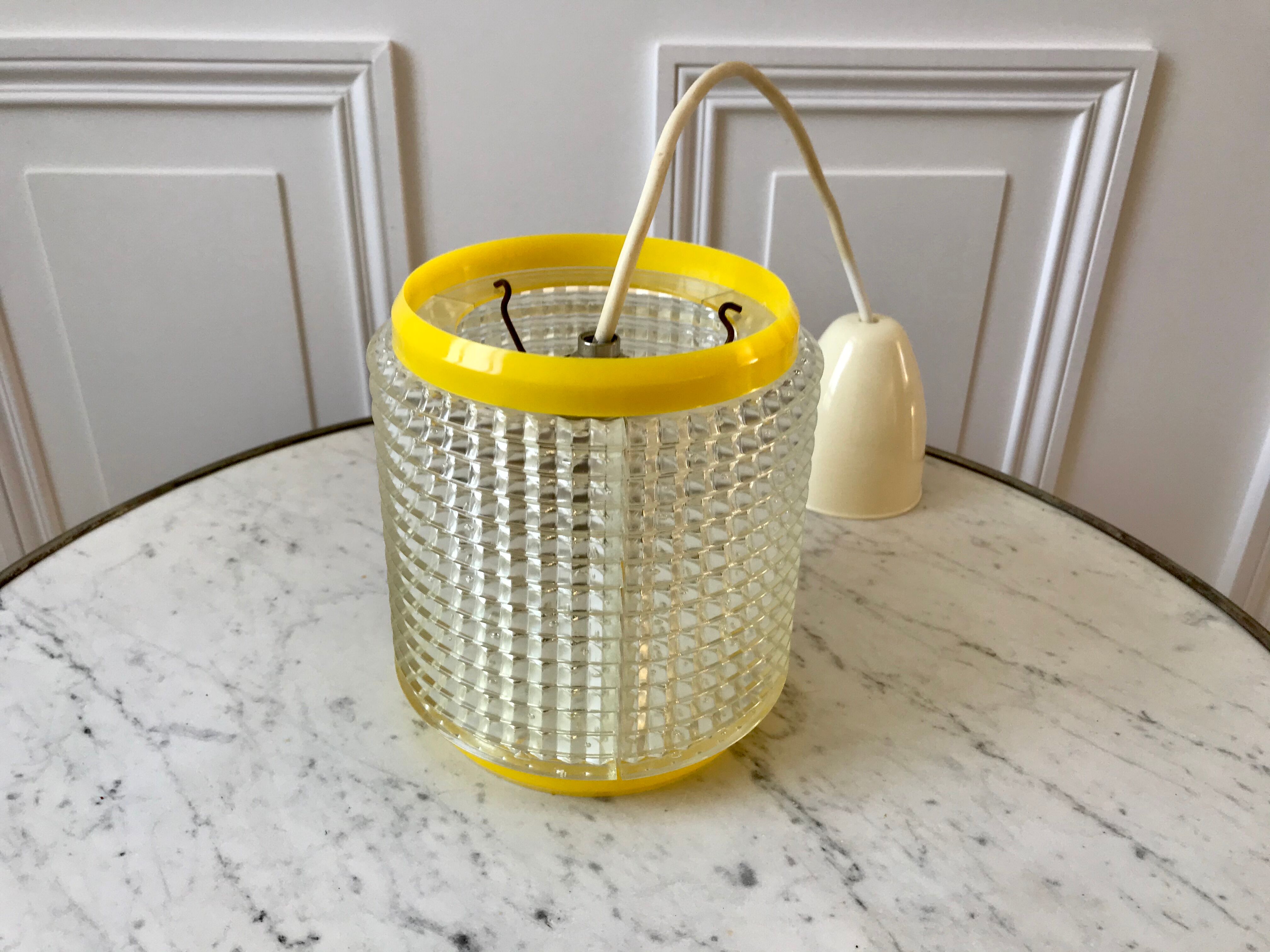 Suspension in yellow plexi and transparent 70s