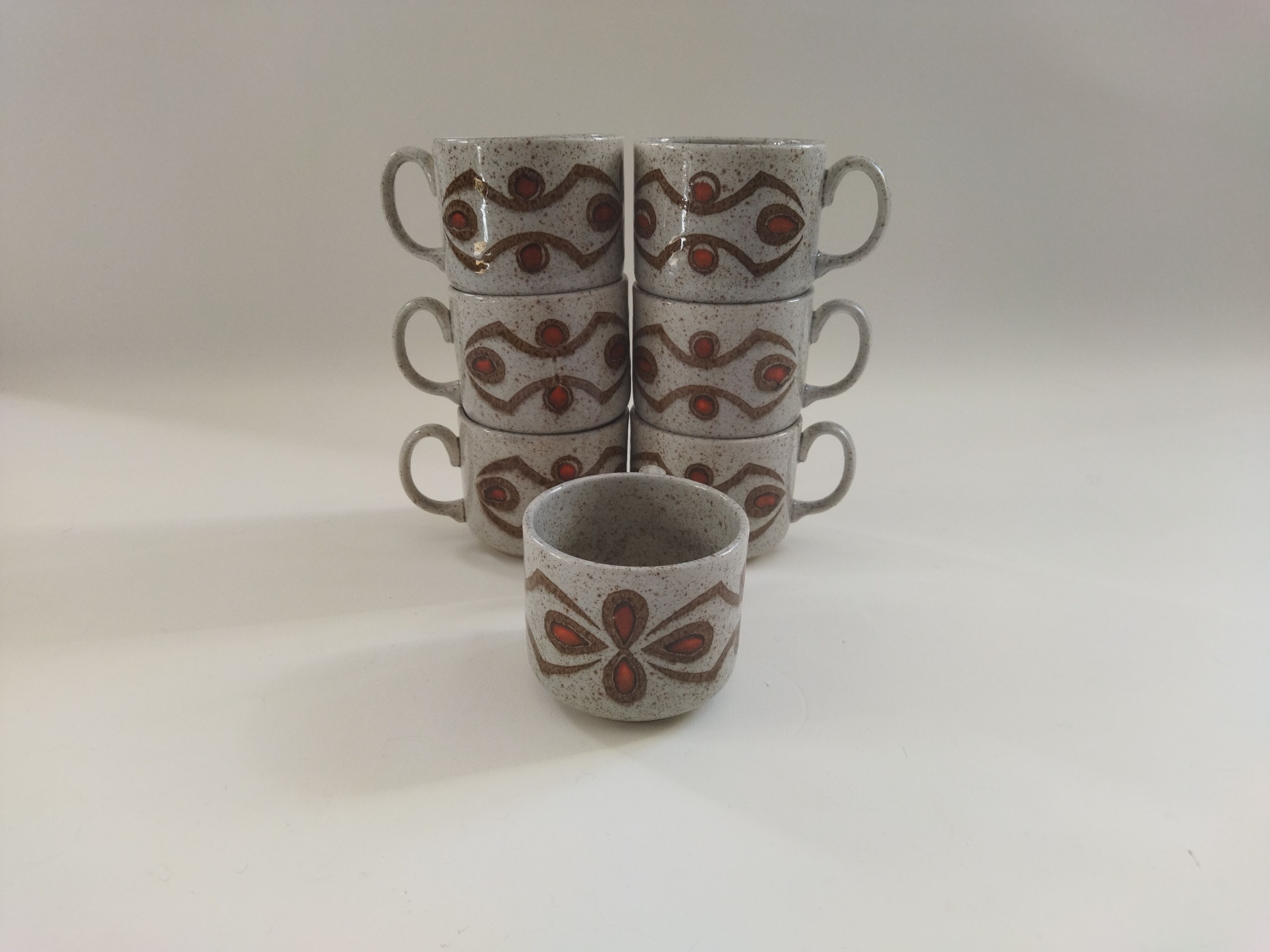 Sept tasses à déjeuner en grès 70s