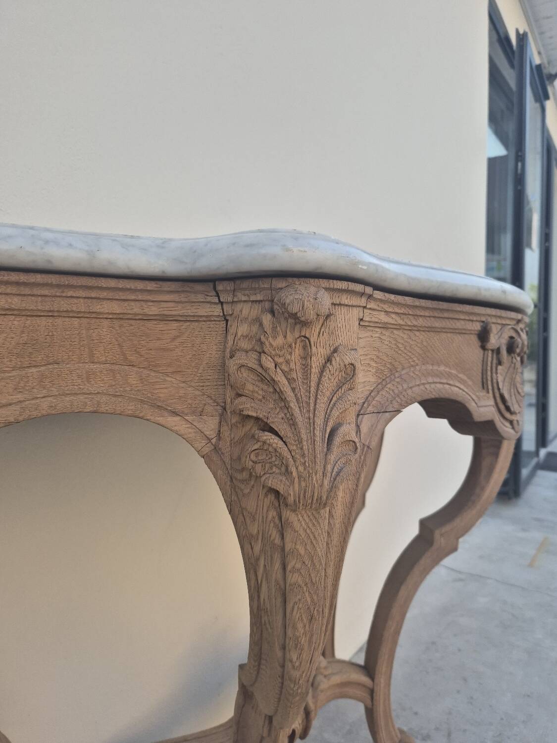 Louis XV curved console in solid oak, 18th century, decorated