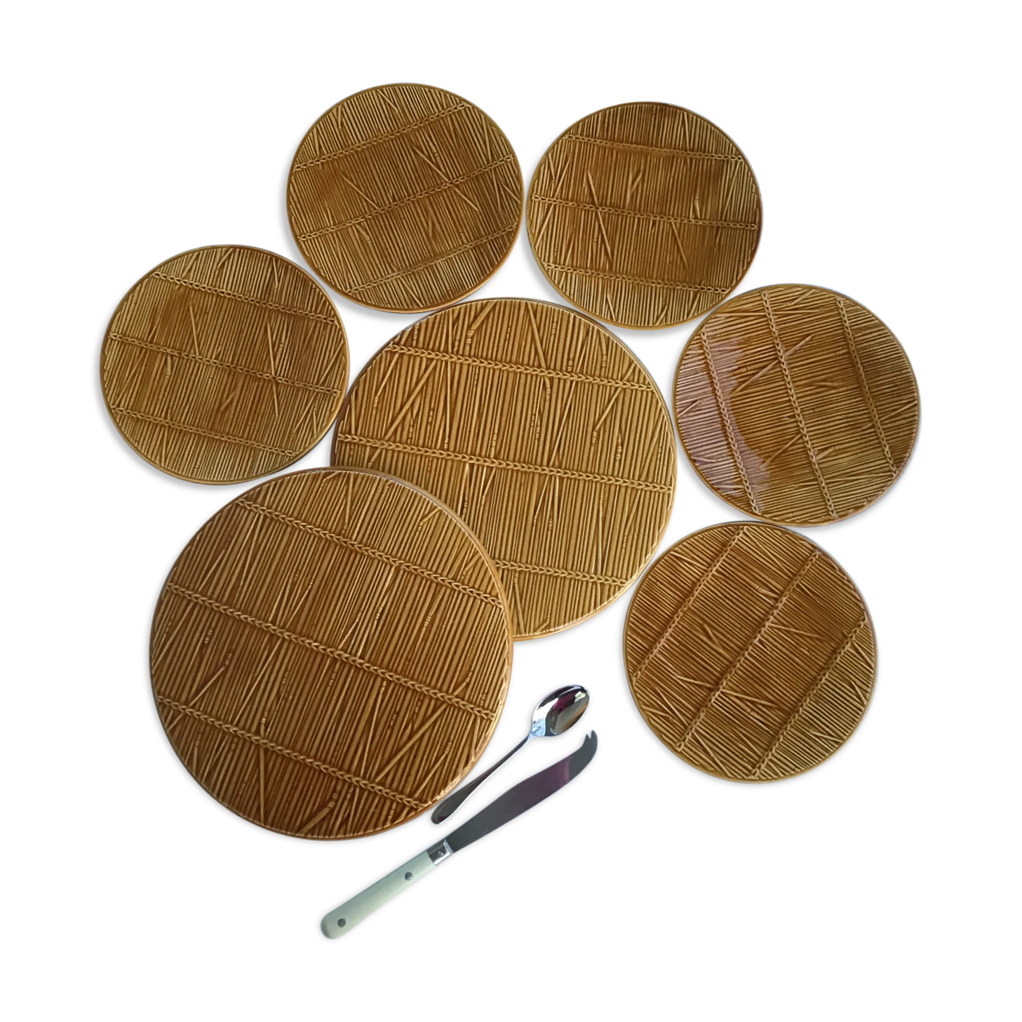 5 Gien plates and 2 caramel 'straw' trays