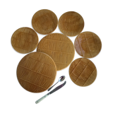 5 Gien plates and 2 caramel 'straw' trays