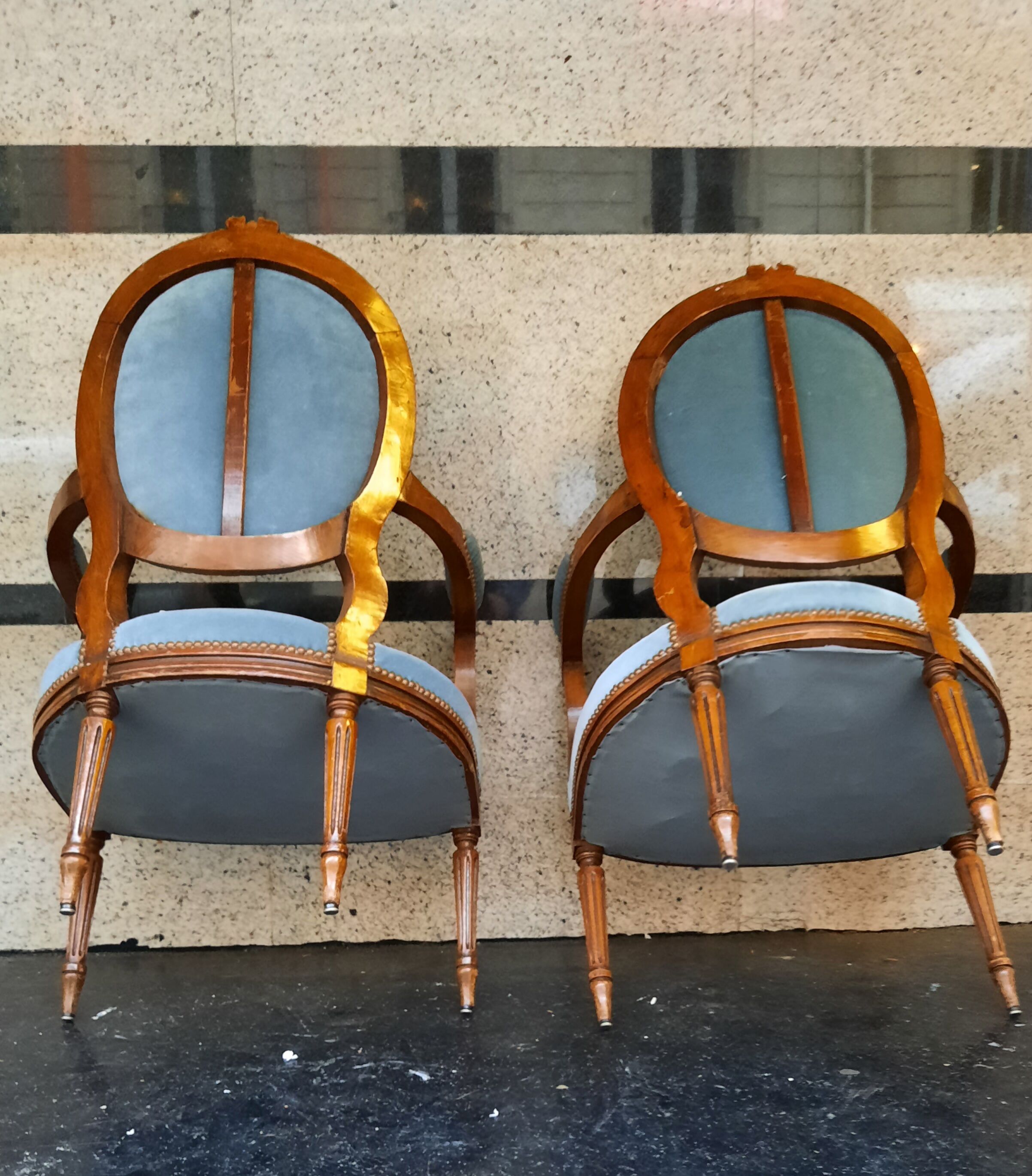 Paire de fauteuils medaillon de style Louis XVI