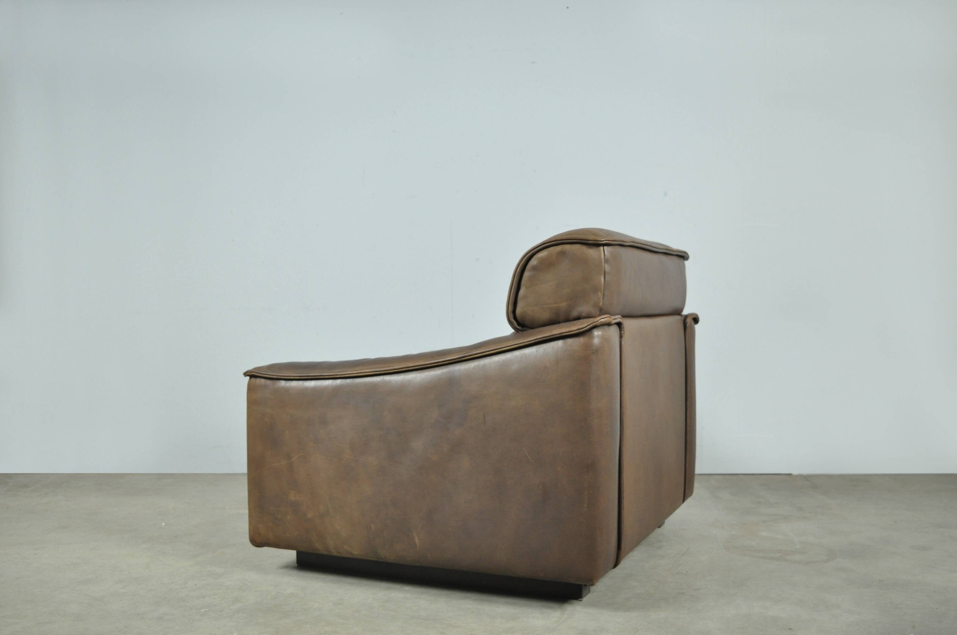 Buffalo leather vintage brutalist armchair by hugo de ruiter, leolux, 1970s