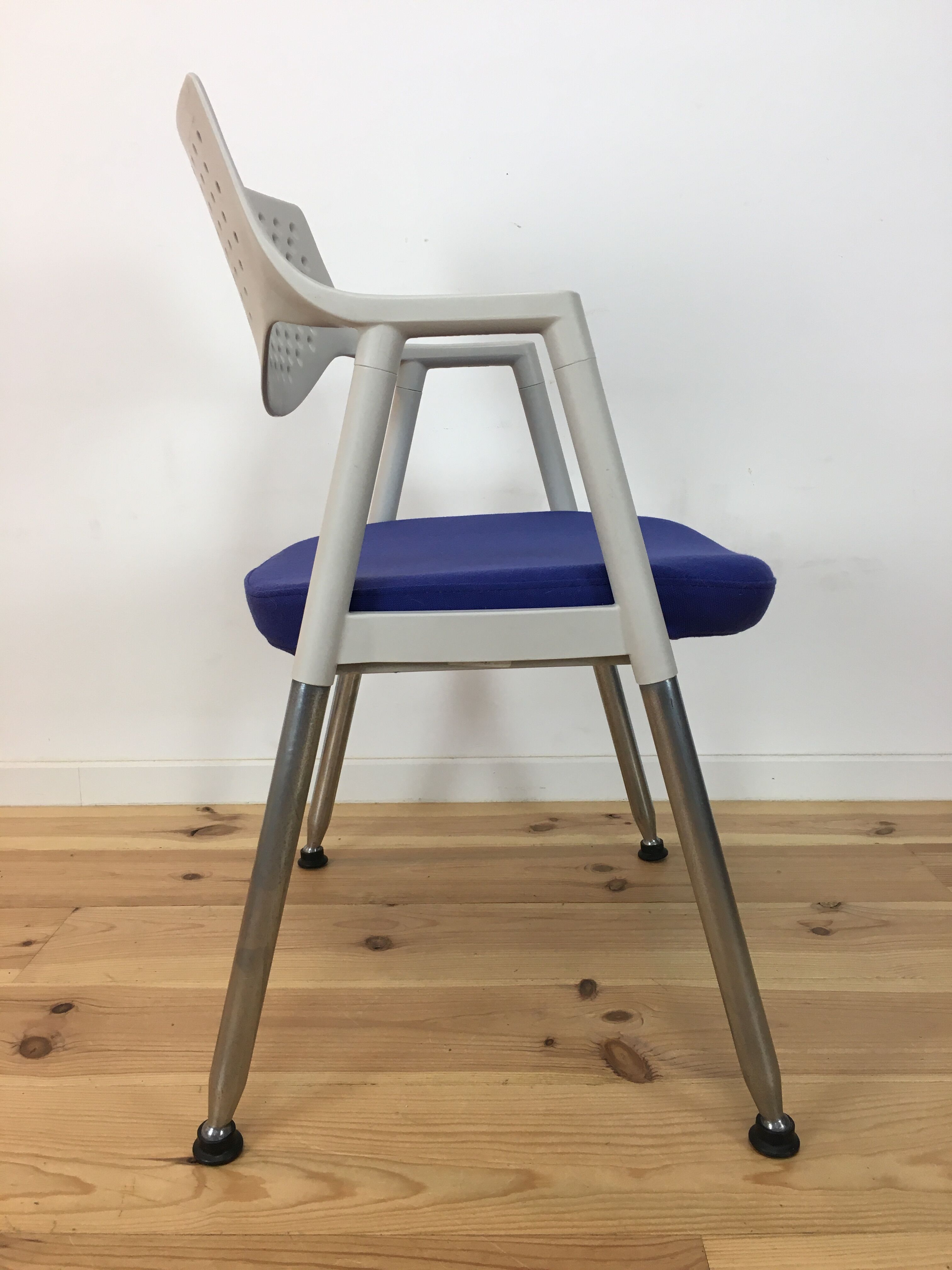 Chaise Vitra blanche et bleue