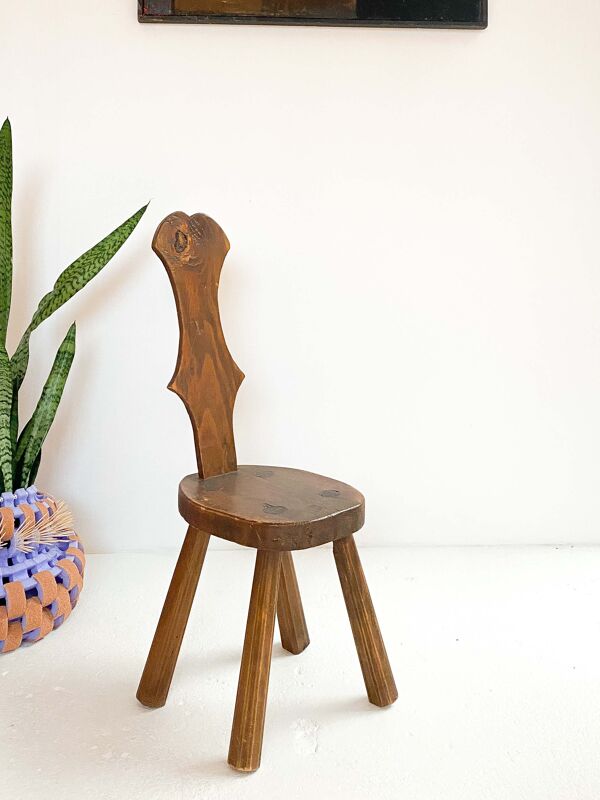 Chaise en pin brutaliste