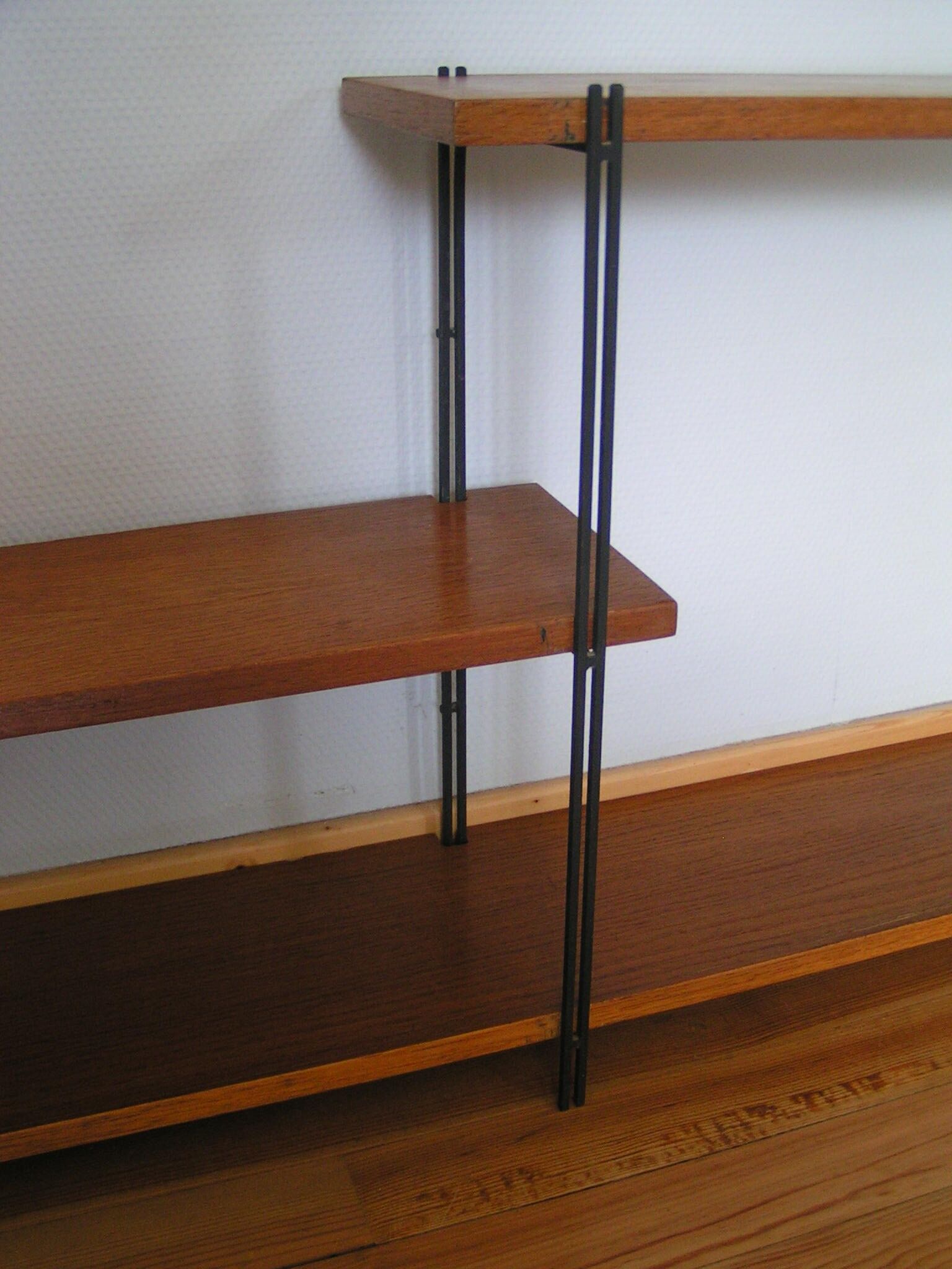 Flexible wall string
