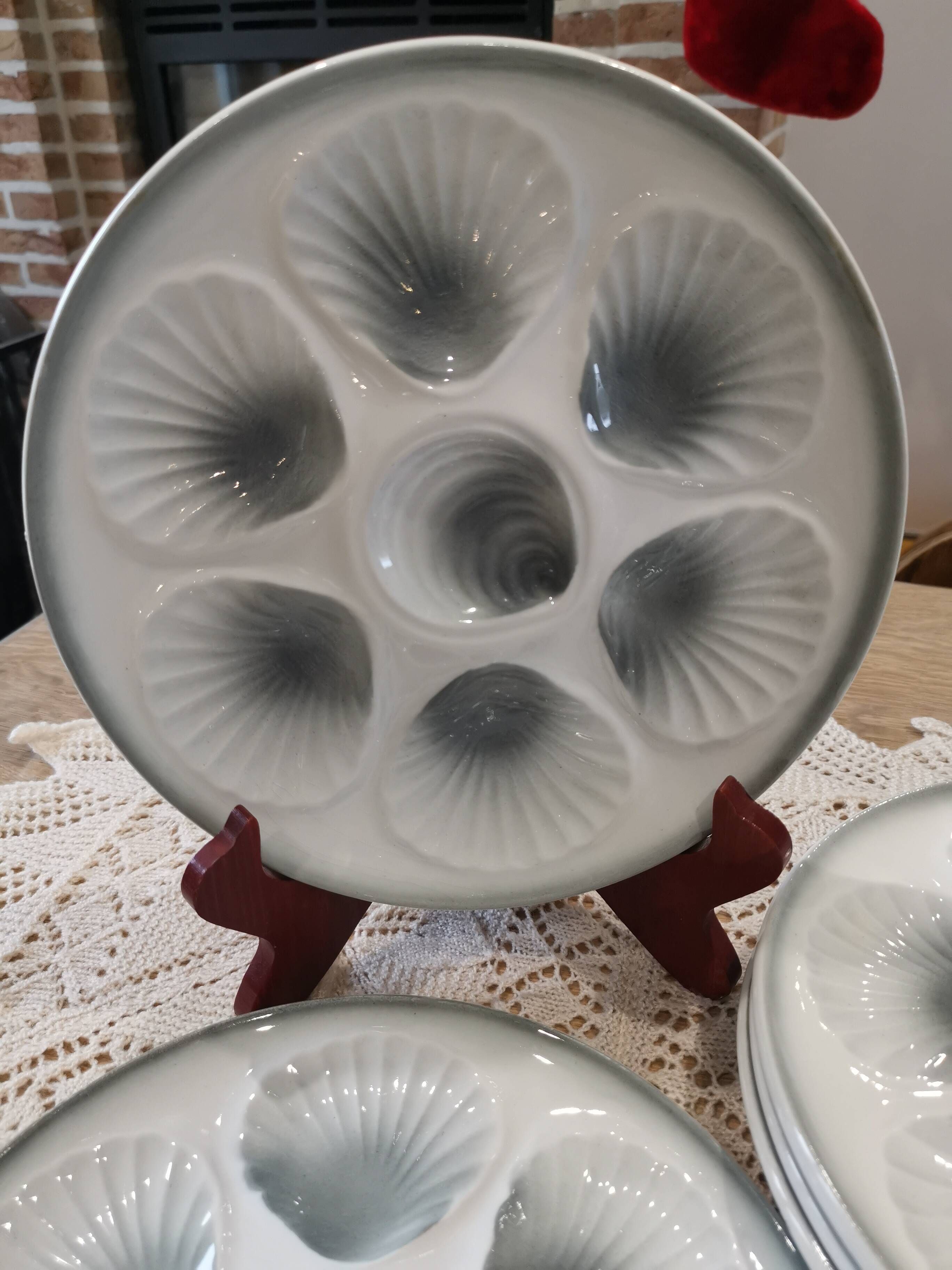 6 Moulin des Loups oyster plates in white and gray barbotine