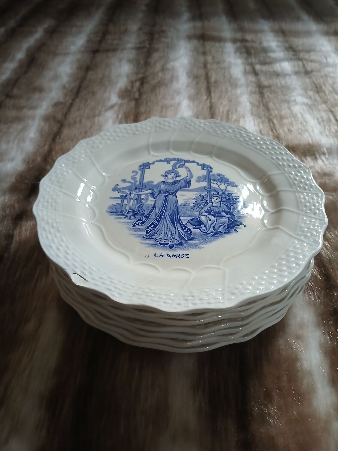 7 assiettes à dessert anciennes en Terre de fer 