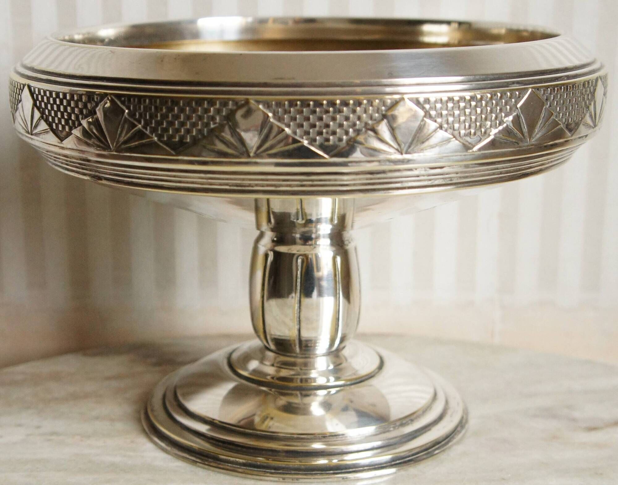 Cup or compotier on art deco pedestal in silver metal