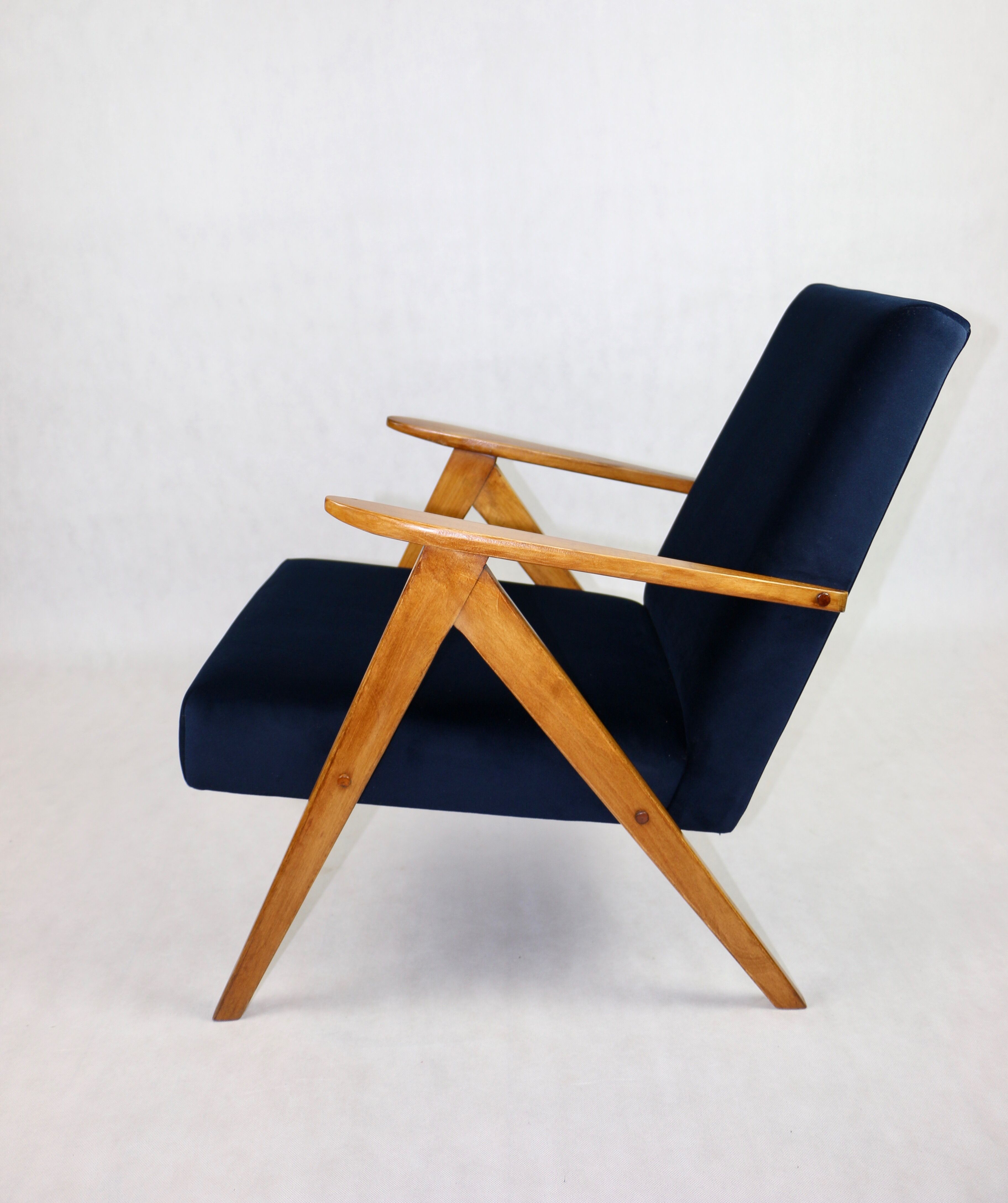 Fauteuil vintage en velours bleu marine Var, années 1970