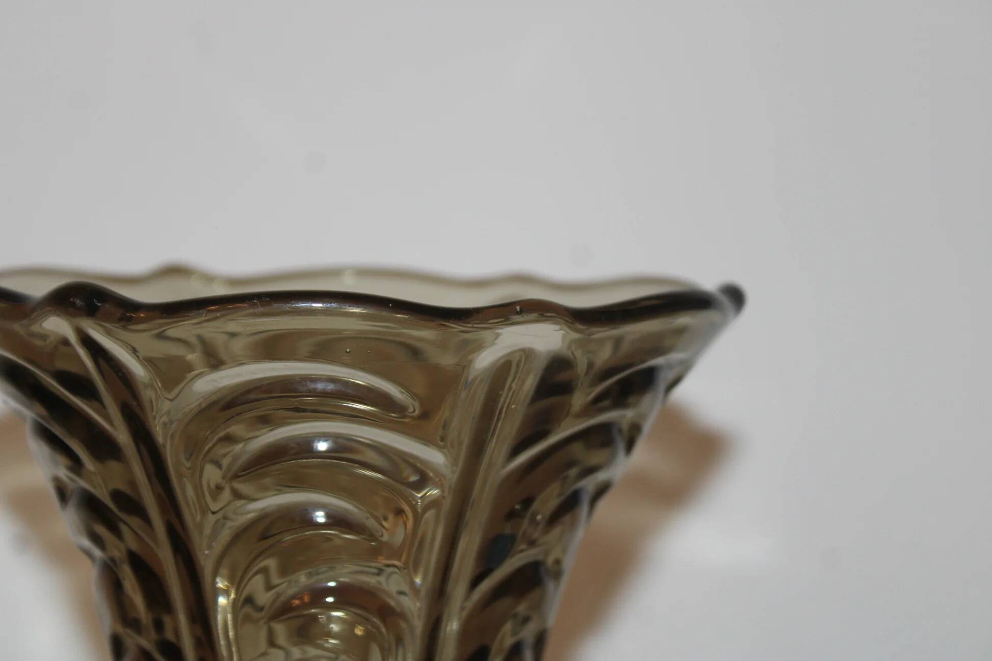 Vase en verre moulé teinté brun fumé