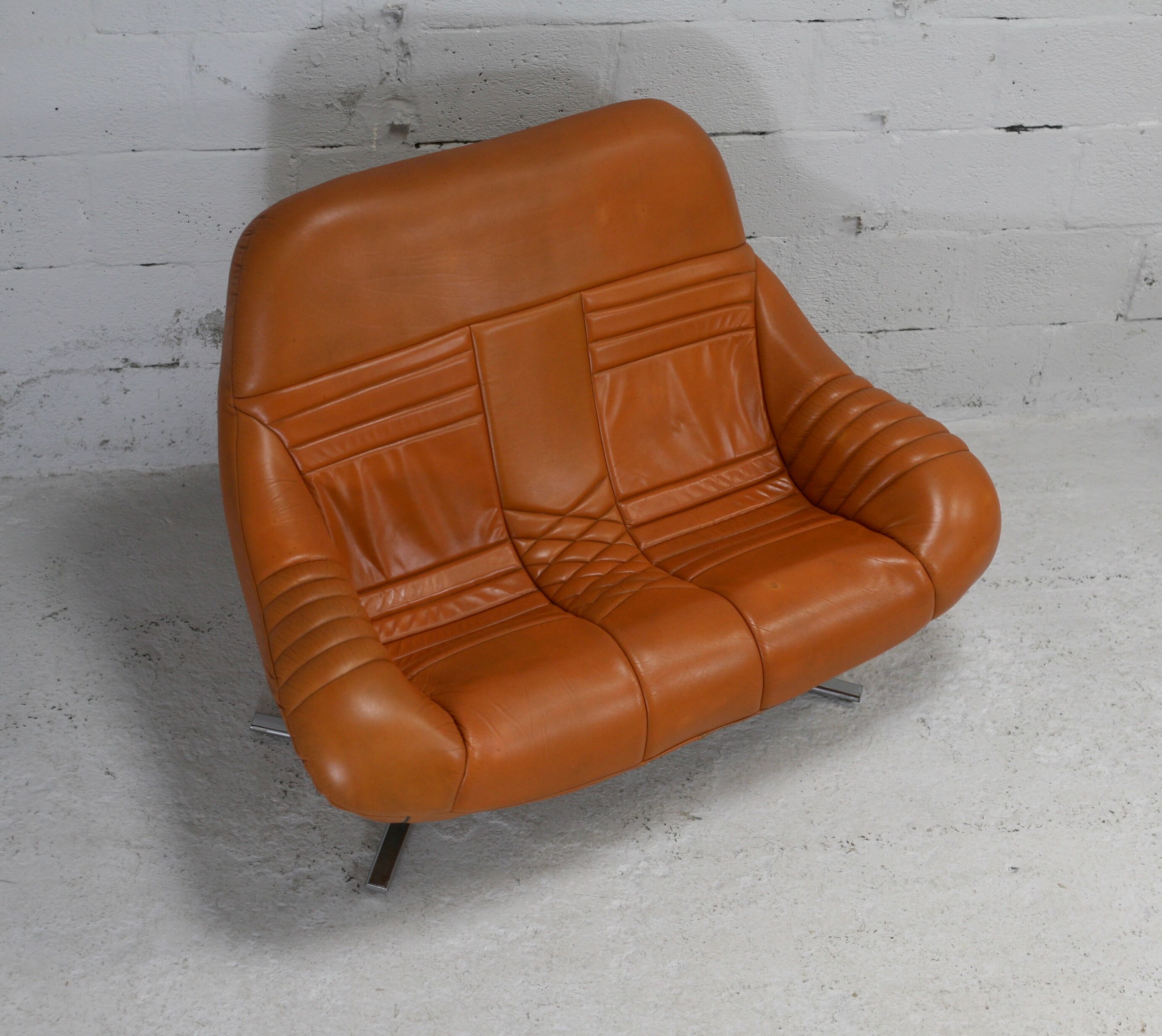 Sofa "space age". Leather, fiberglass, foam, steel. Circa 1970. Orange.