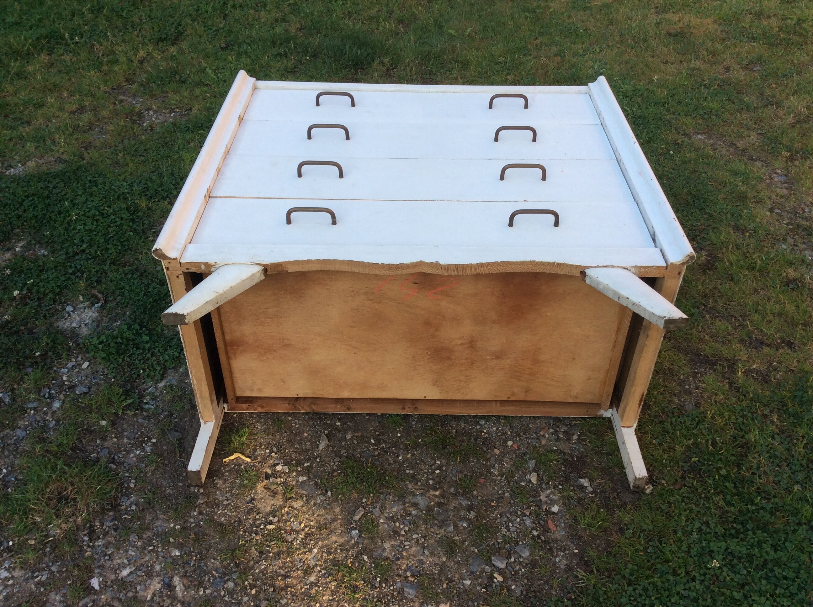 Commode vintage à pieds compas peinte en blanc