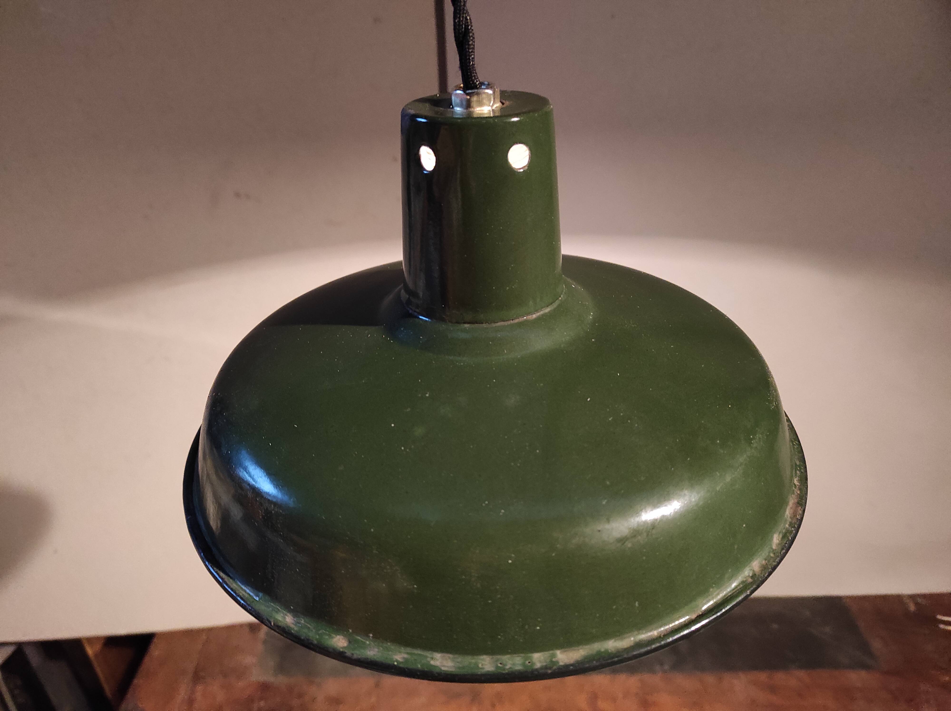 Suspension sheet enamelled green and white