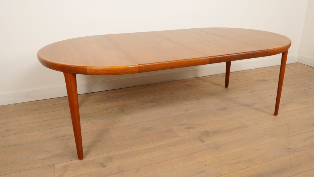 Vintage round dining table | Teak | Extendable | 120–220 cm