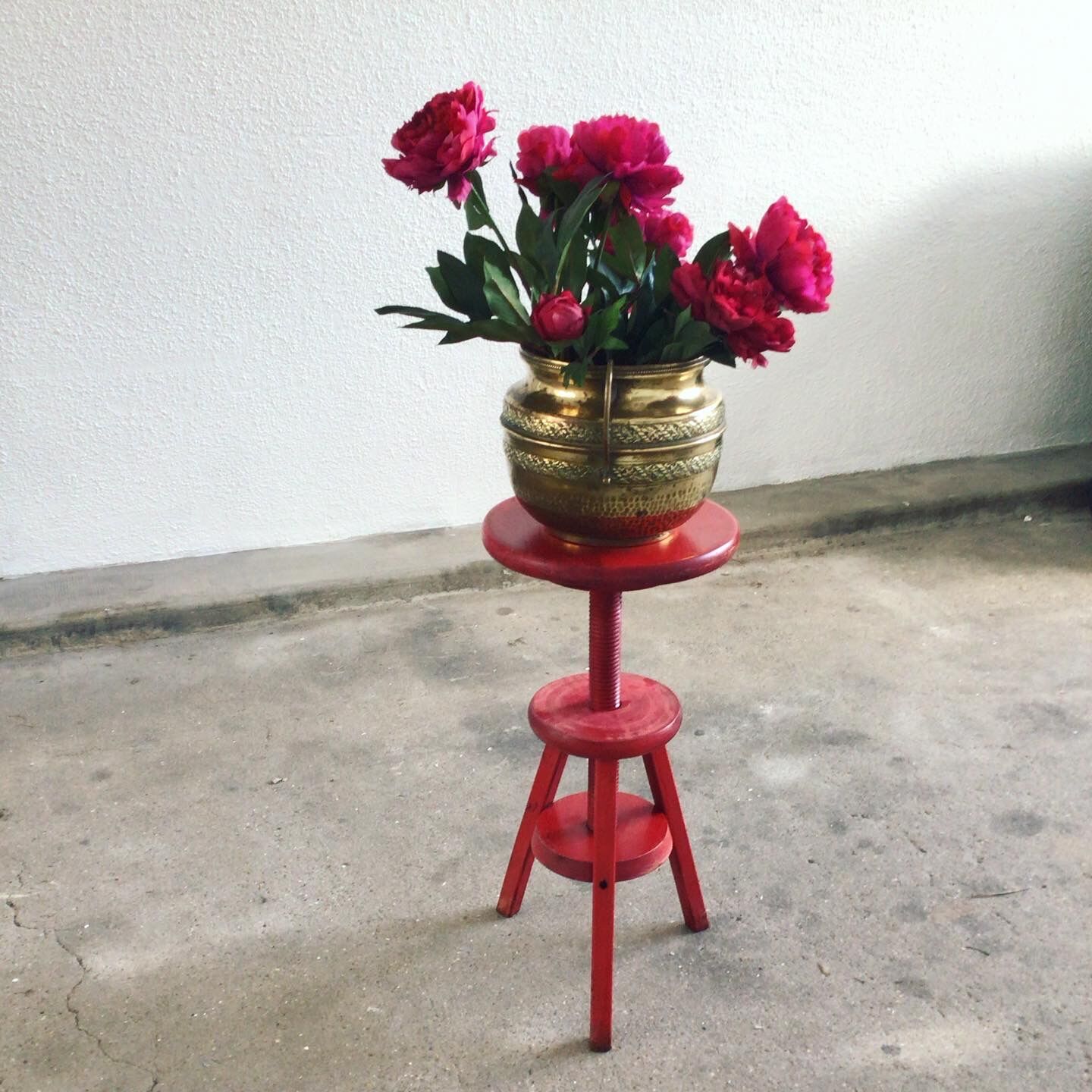 Tabouret d’architecte à vis rouge