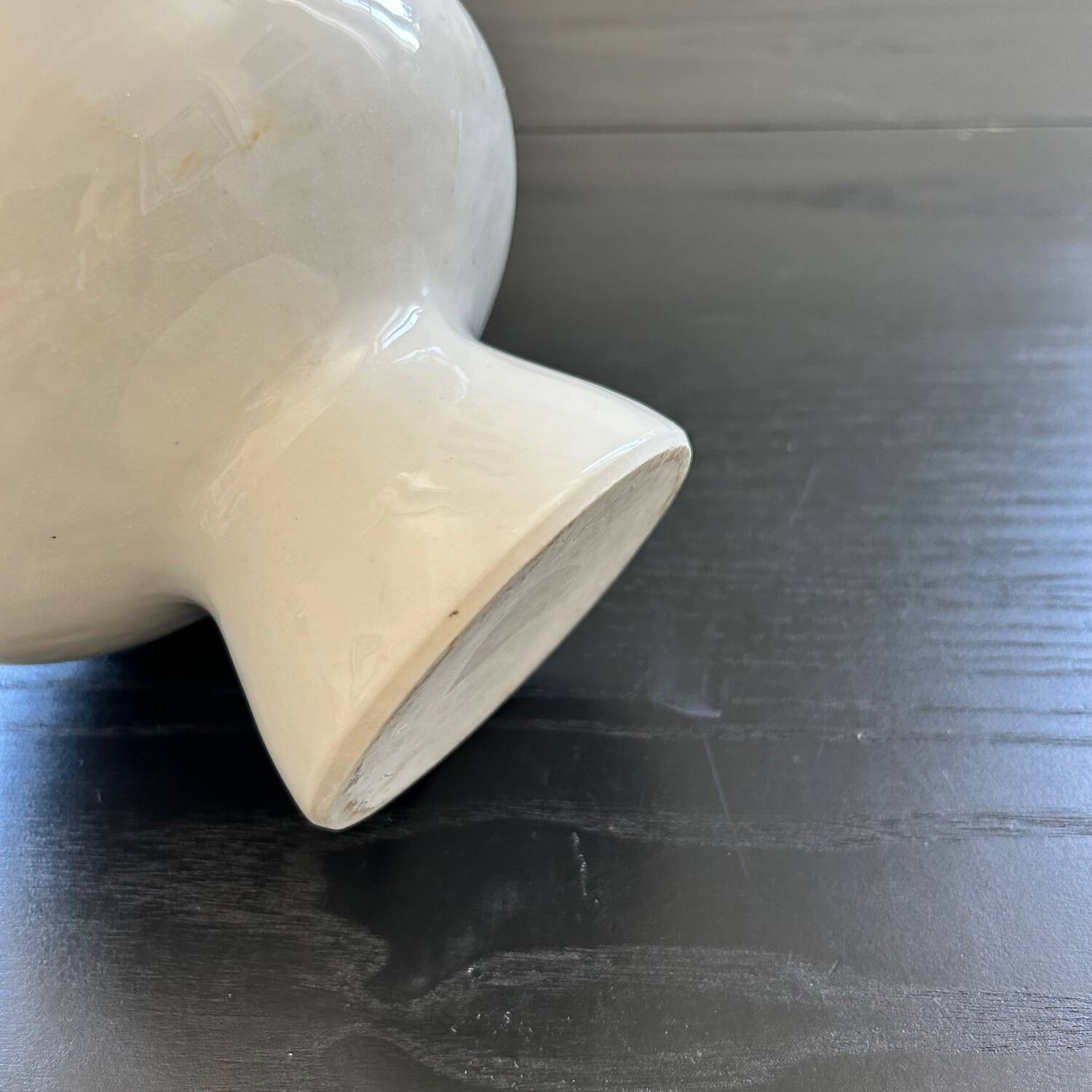 White Scandinavian plant pot