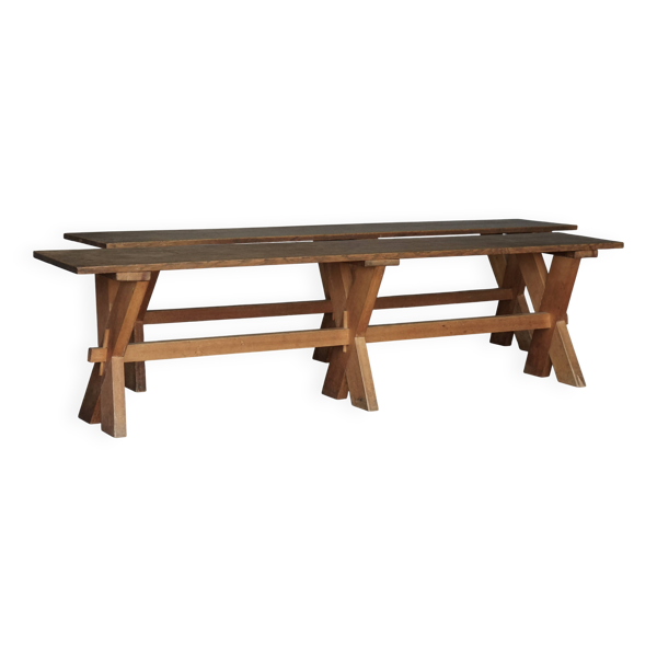 Paire de bancs rustiques de style ferme en bois de cerisier et de chêne, structure en X, années 1940