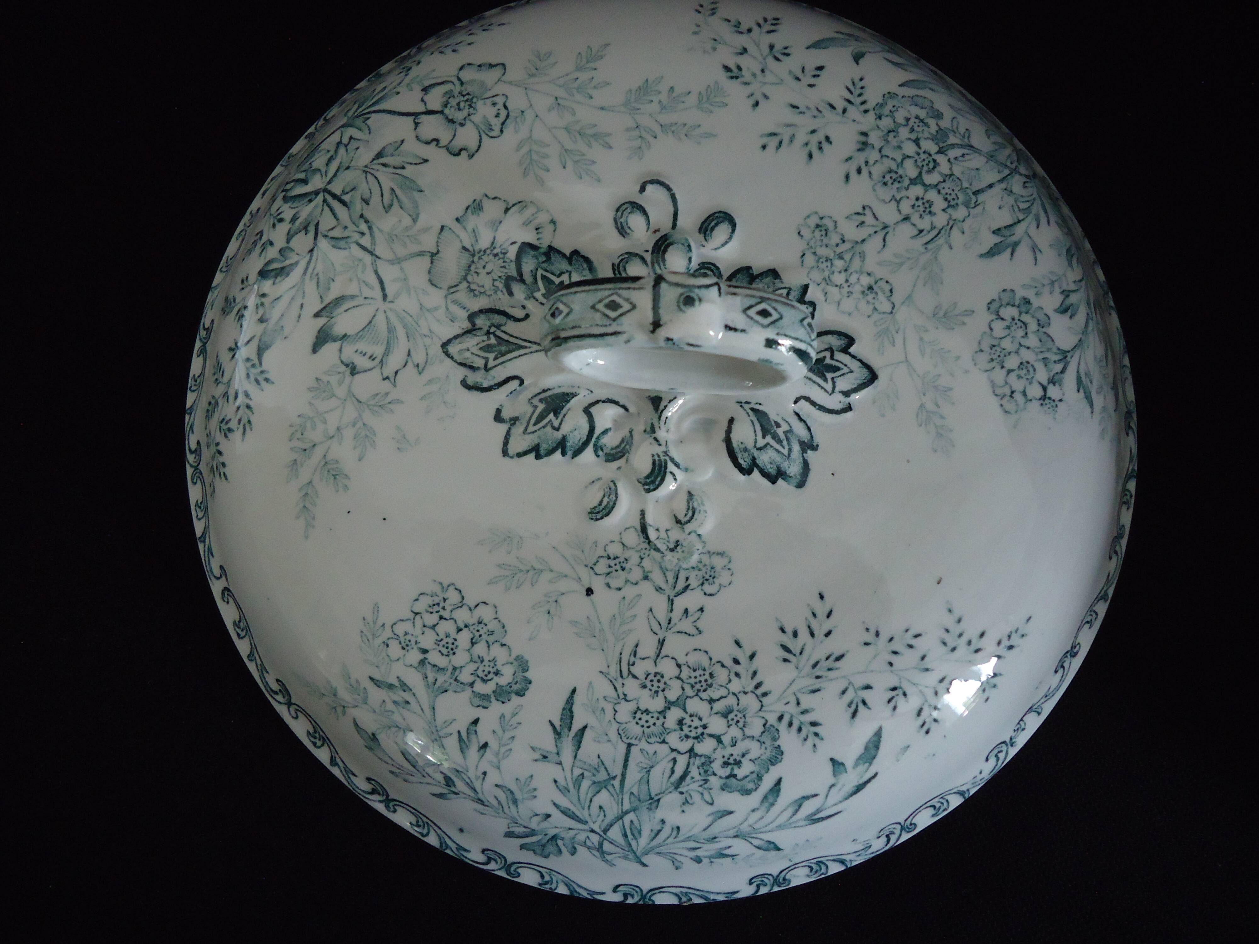 Sarreguemines vegetable soup tureen, “l’epargne toulouse”, eglantine model