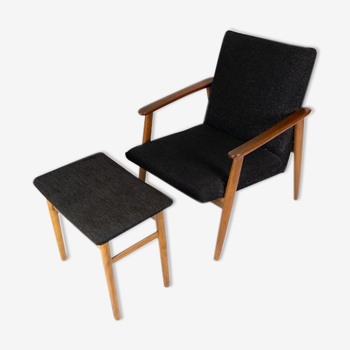 Fauteuil avec repose-pied en teck et tissu de laine foncée de design danois des années 1960.