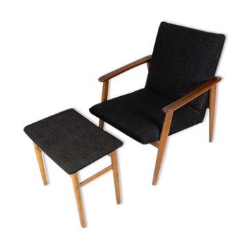 Fauteuil avec repose-pied en teck et tissu de laine foncée de design danois des années 1960.