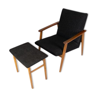 Fauteuil avec repose-pied en teck et tissu de laine foncée de design danois des années 1960.