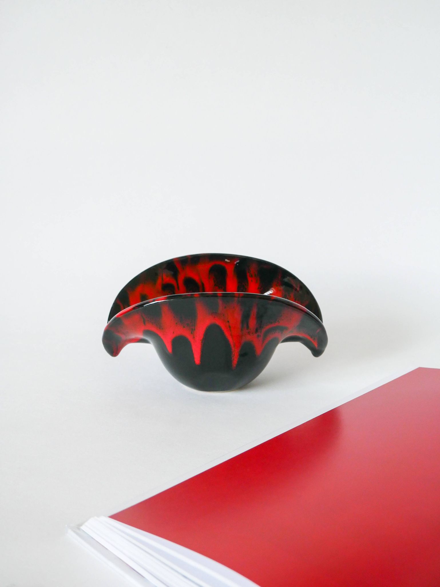 Vide-poche en céramique noir et rouge style Vallauris 1970