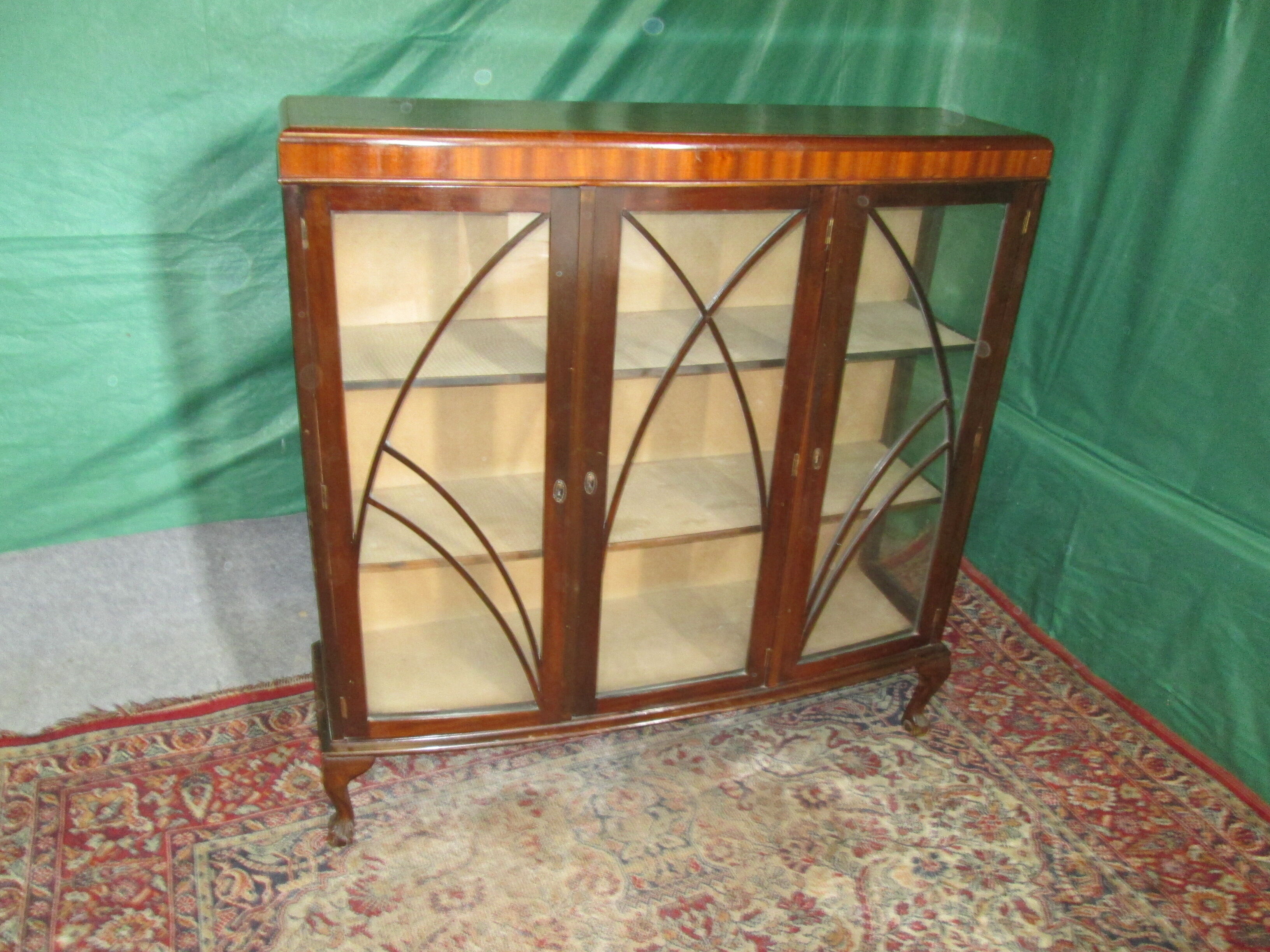 English mahogany showcase from 1920