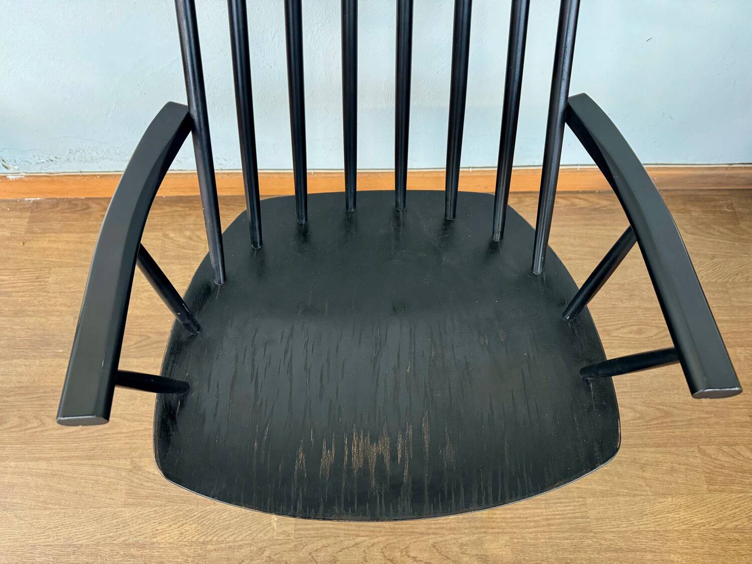 Armchair with armrests and Scandinavian bridge slats