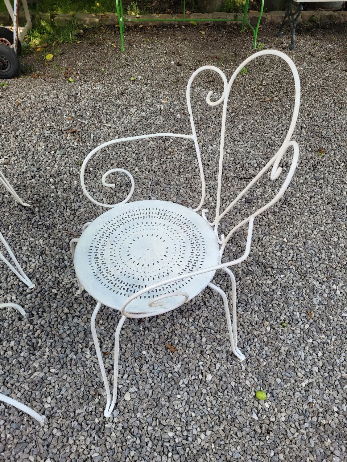 Ancien salon de jardin en fer forgé 3 fauteuils et table