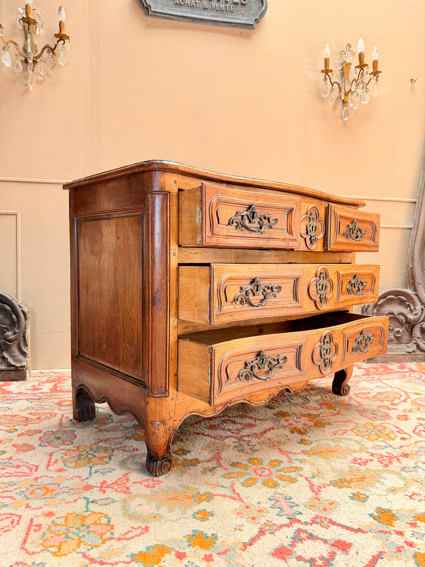 CURVED COMMODE IN WALNUT, PROVINCIAL WORK FROM THE LOUIS XV XVIII PERIOD