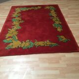 Tapis rouge et jaune rectangulaire