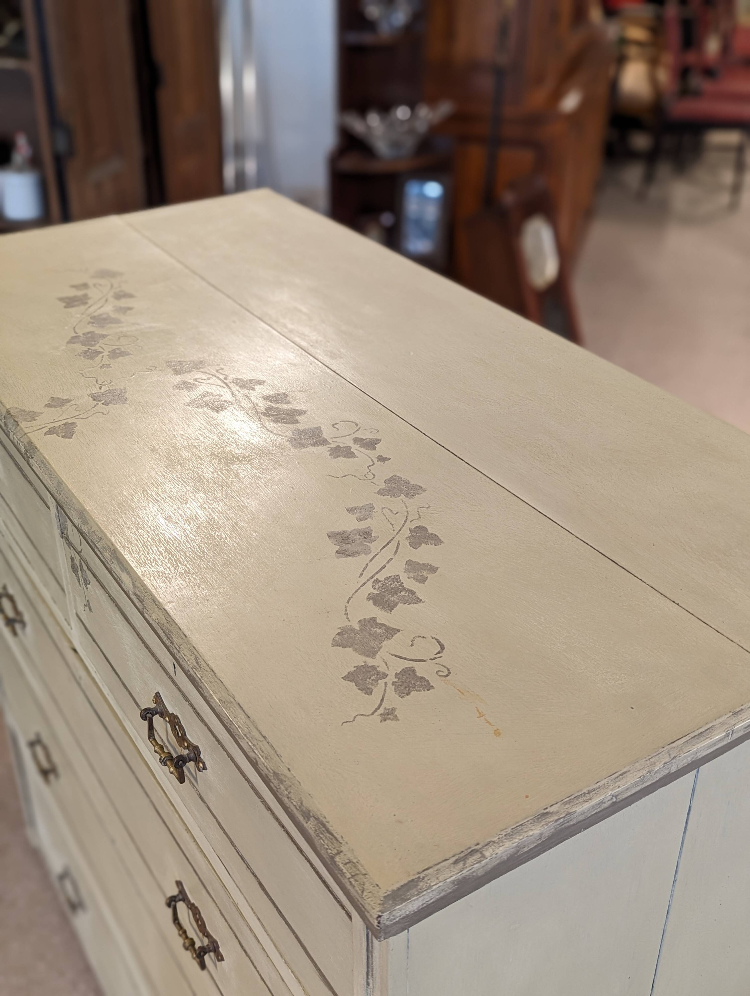 Grande commode patinée