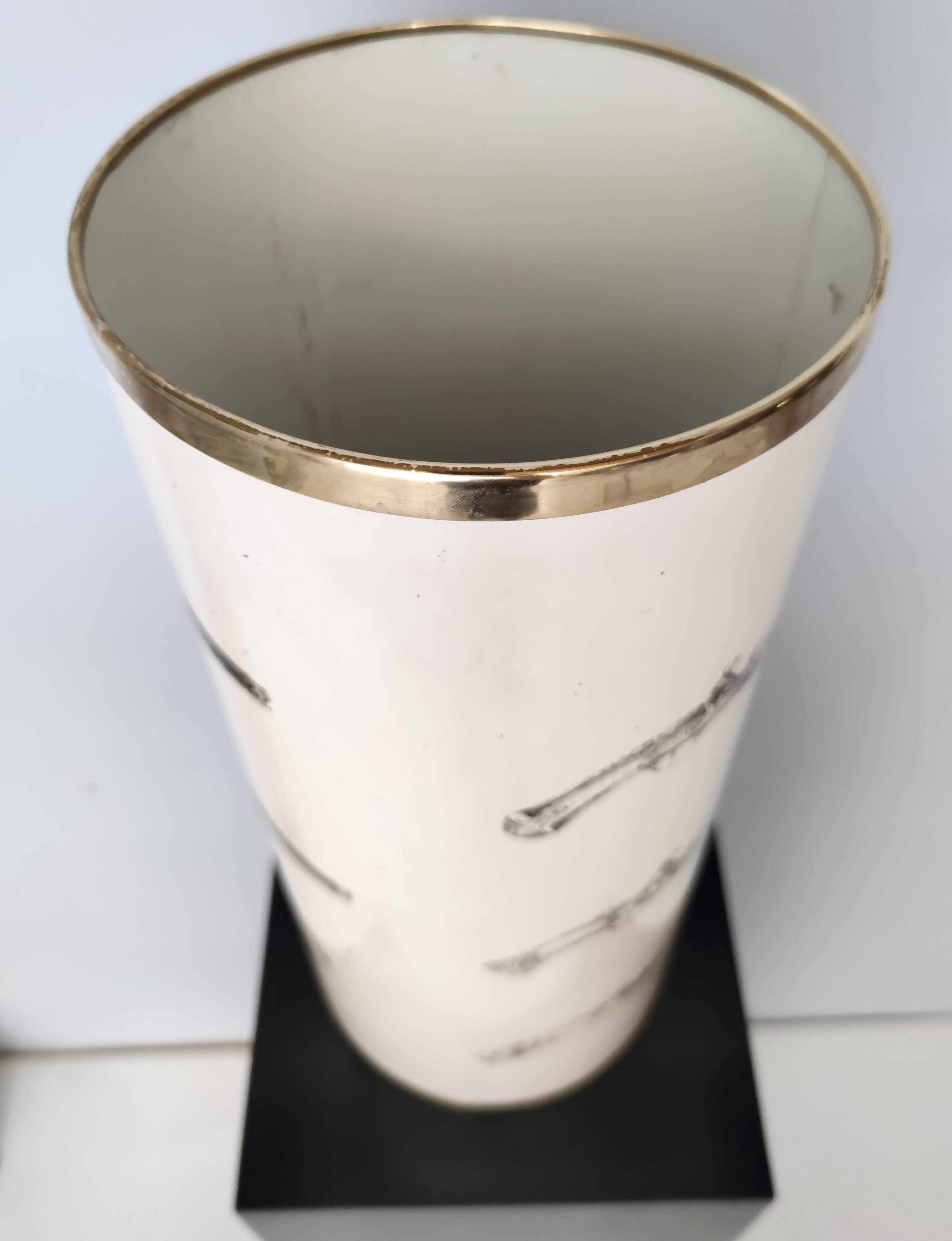 Porte-parapluie en métal verni beige et laiton Attr. à Fornasetti