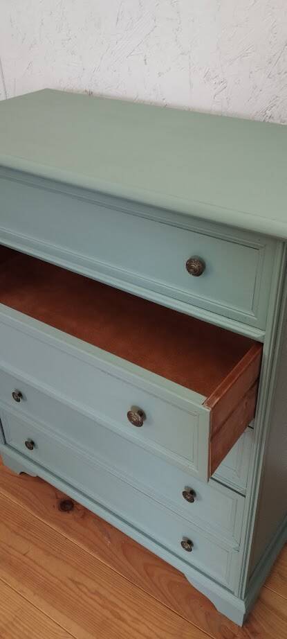 Chest of drawers