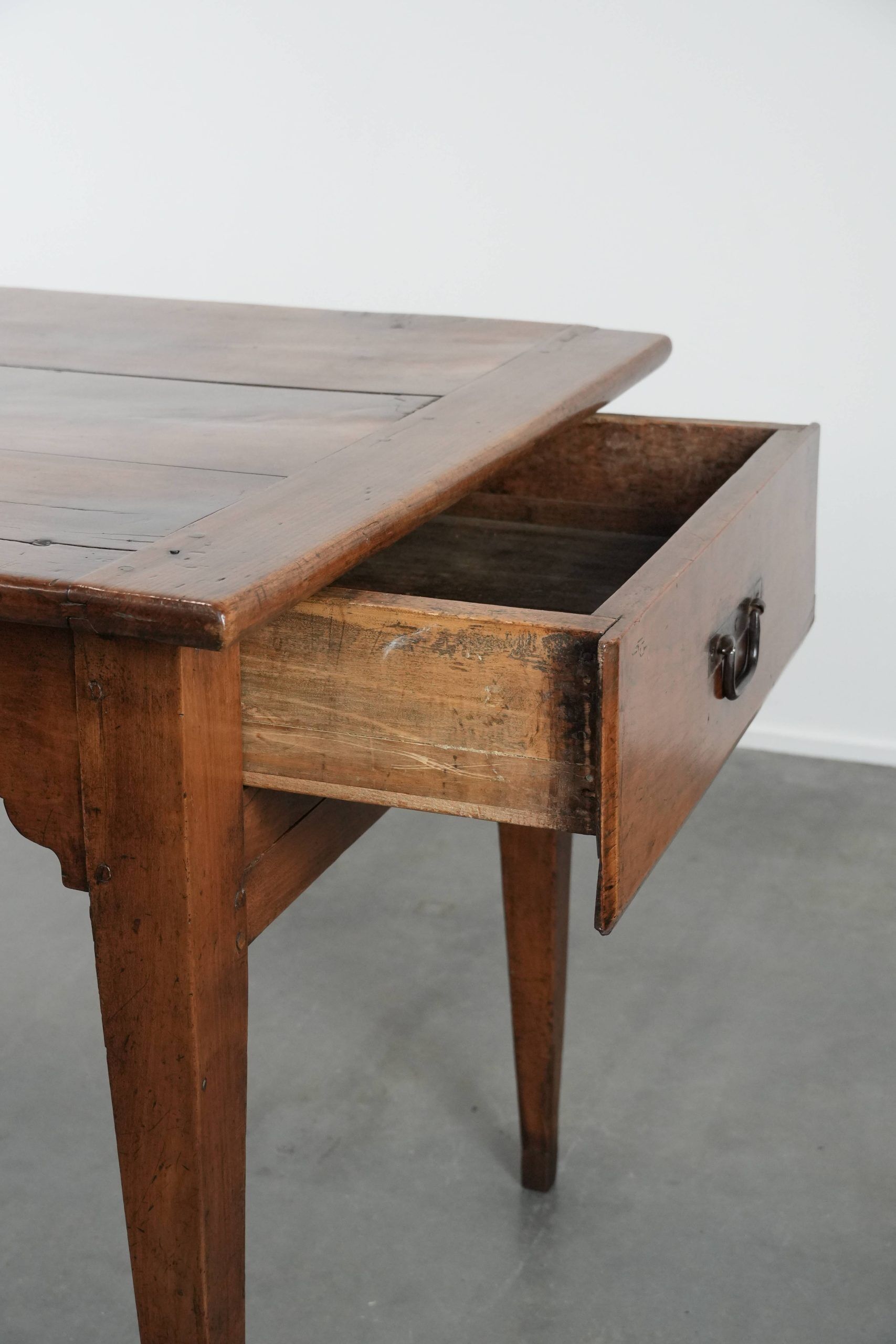 Elegant and subtle antique French dining table made of fruitwood