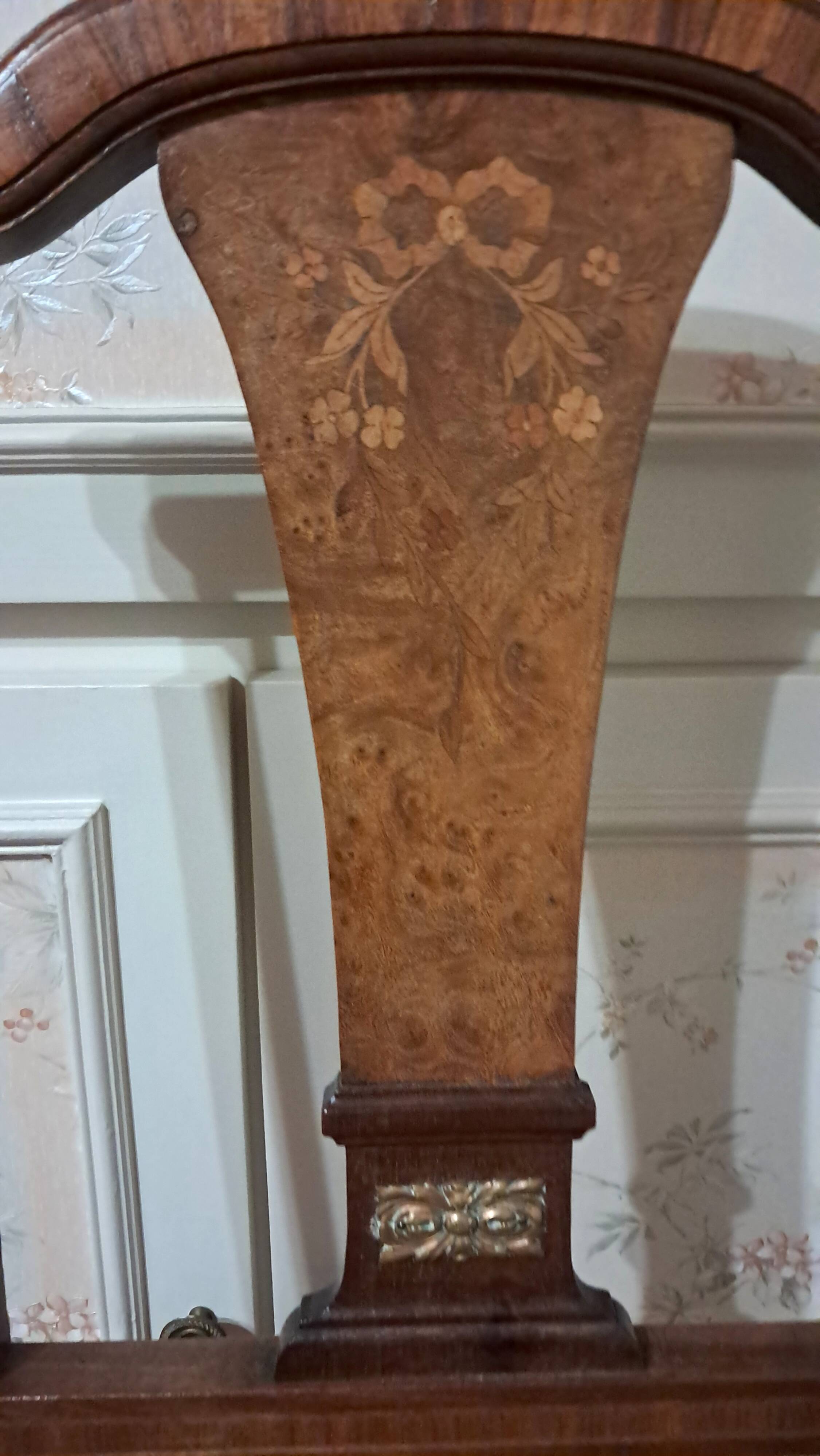 Paire de chaises 1900 en acajou et loupe de noyer marqueté.