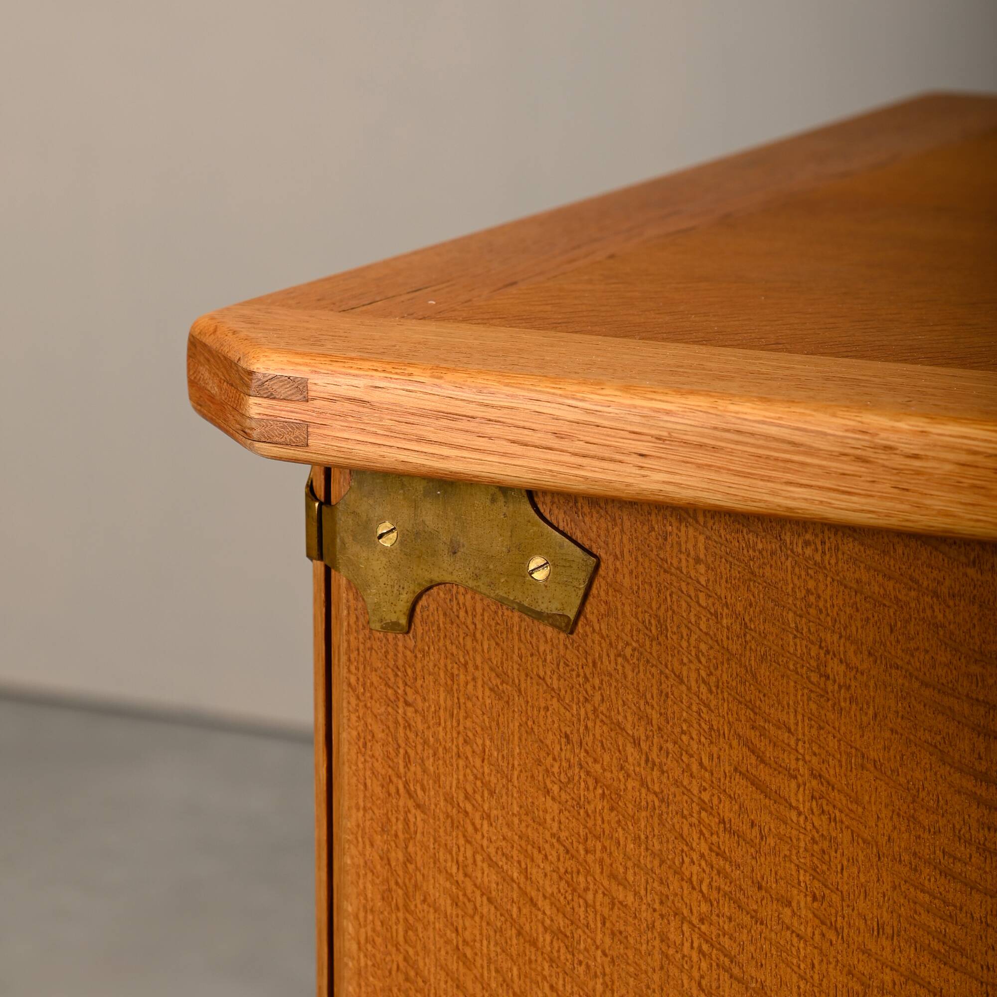 Buffet bas en chêne avec des supports en laiton conçu par Henning Kjærnulf.