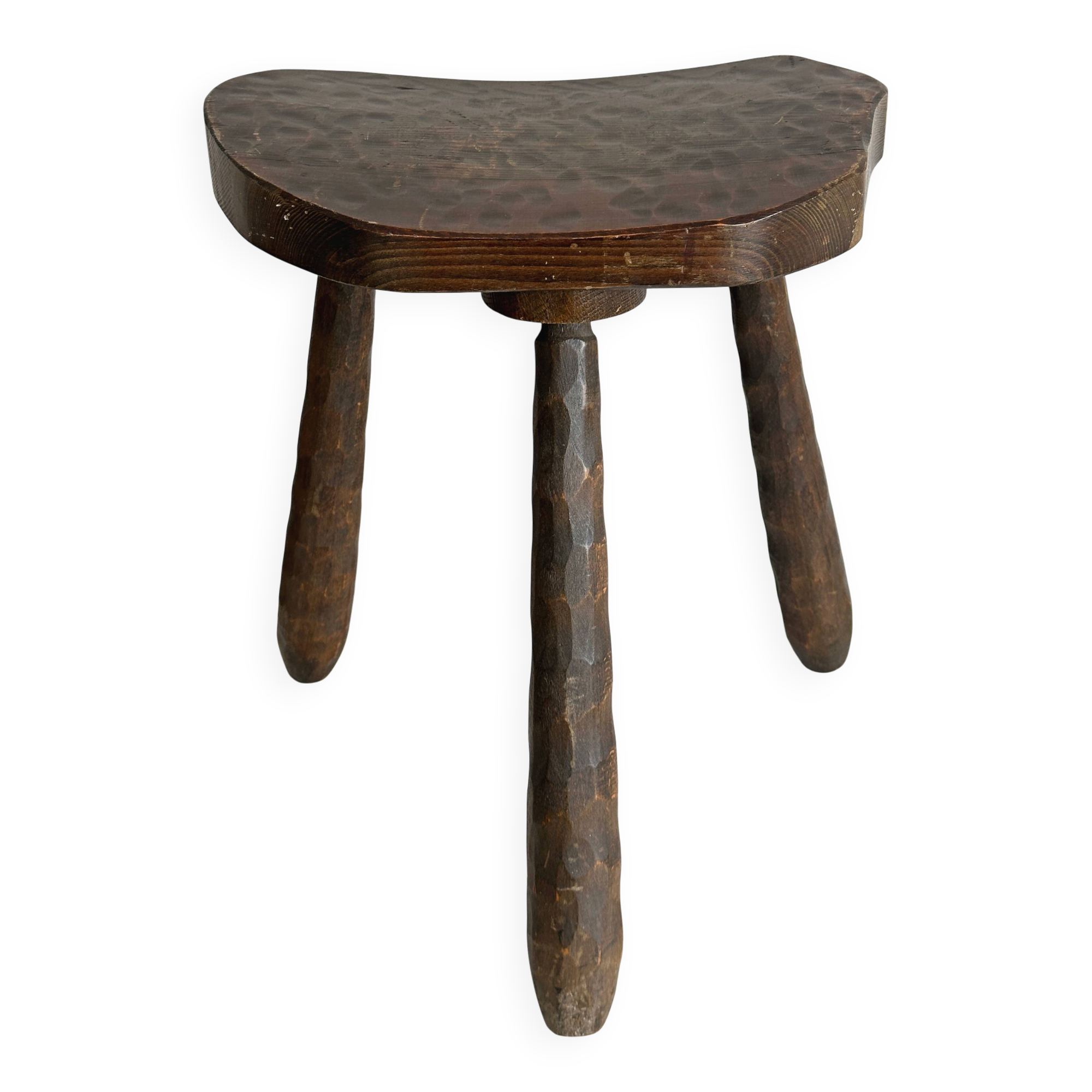 Tabouret tripode ancien en bois foncé sculpté