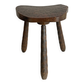 Tabouret tripode ancien en bois foncé sculpté
