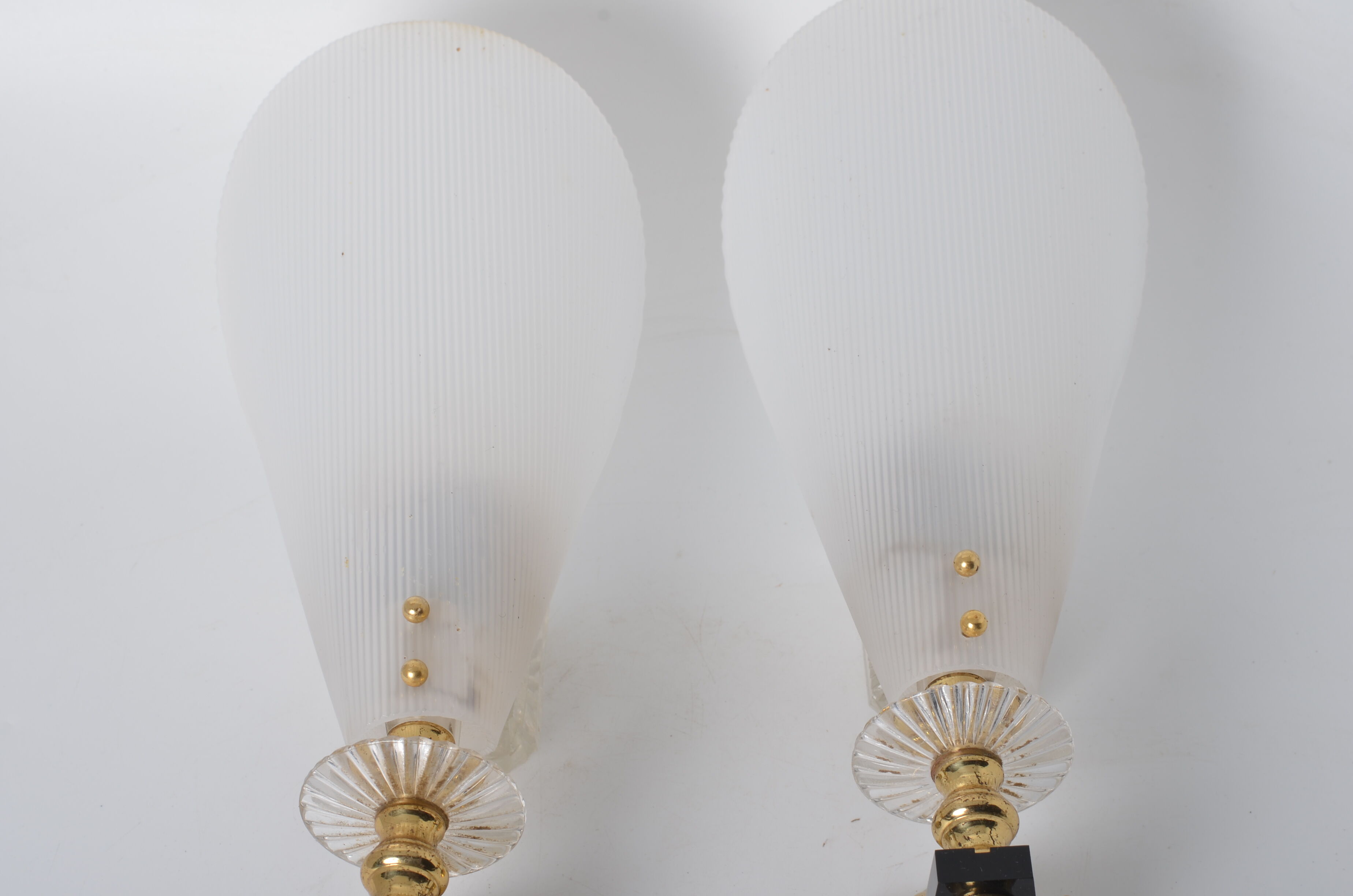 White wall lamp horn shape